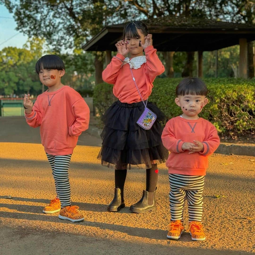 ゆずみつのインスタグラム：「🎃Happy Halloween👻  今年はみんなハロウィンらしいオレンジコーデにしました☺️🫶  みんなはどんなハロウィンコーデしたかな？良かったら教えてね🥸⭐️  #ゆずみつ #ゆずみつといっしょ #ハロウィン #3姉弟 #おそろコーデ #家族コーデ #リンクコーデ #パパは誰のコスプレのつもりでしょう？」