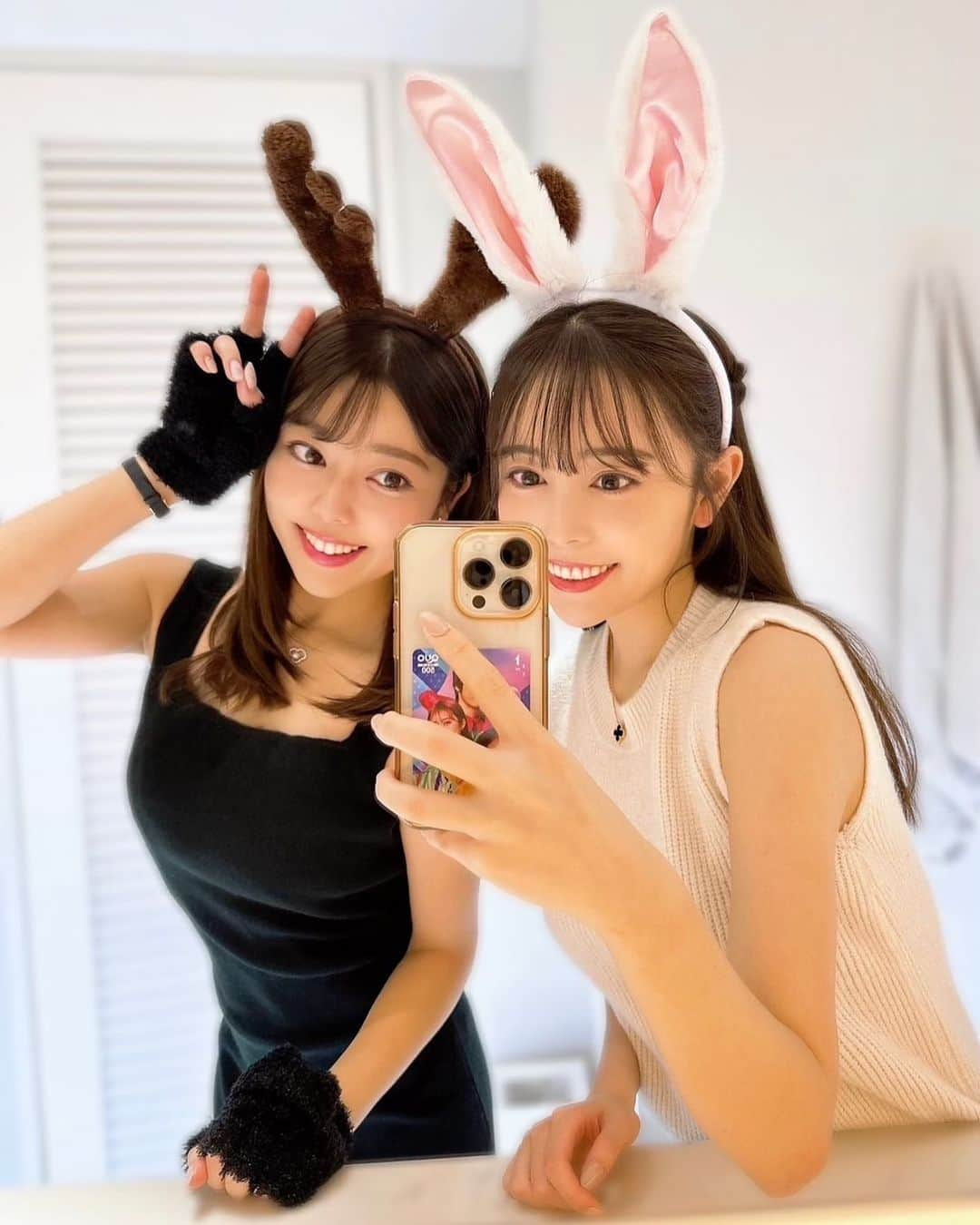 辻満里奈のインスタグラム：「ハッピーハロウィン🎃  少し前ですが、同じ事務所の美咲さんとお家ハロウィンしました🐰🏠(ほぼカチューシャを付けただけですが笑)  今朝担当したSBIニュースでも、ハロウィンにまつわる思い出話をしています✨そちらもぜひ👻  皆さん、良きハロウィンを💜  #halloween #ハロウィン #ハロウィンコスプレ #トナカイ #うさぎ #🎃 #👻 #アナウンサー #セントフォース #八幡美咲 さん #辻満里奈」