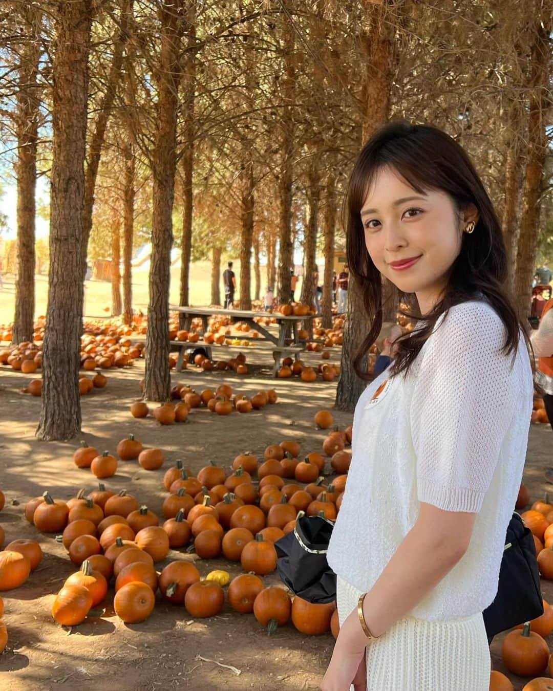 久慈暁子さんのインスタグラム写真 - (久慈暁子Instagram)「* 初めてのPumpkin Patch🎃🍂 ハロウィンの飾り付け用のかぼちゃが たくさん売られている場所です。 久しぶりに馬や牛、ロバに触れ合ったり とうもろこしの収穫後の藁でできた迷路 （コーンメイズ）があったり、 アメリカの秋を満喫しました🐴🌾🧡 持ち帰ったかぼちゃは リビングの一角に飾りました🎃 * #pumpkinpatch #Halloween #ハロウィン　 #arizona」10月31日 12時04分 - kuji_akiko