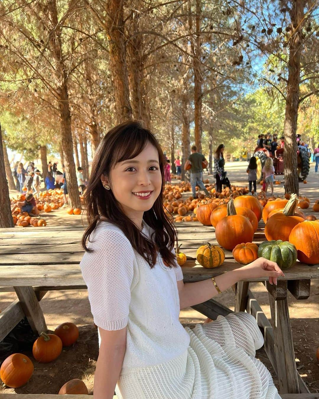 久慈暁子のインスタグラム：「* 初めてのPumpkin Patch🎃🍂 ハロウィンの飾り付け用のかぼちゃが たくさん売られている場所です。 久しぶりに馬や牛、ロバに触れ合ったり とうもろこしの収穫後の藁でできた迷路 （コーンメイズ）があったり、 アメリカの秋を満喫しました🐴🌾🧡 持ち帰ったかぼちゃは リビングの一角に飾りました🎃 * #pumpkinpatch #Halloween #ハロウィン　 #arizona」