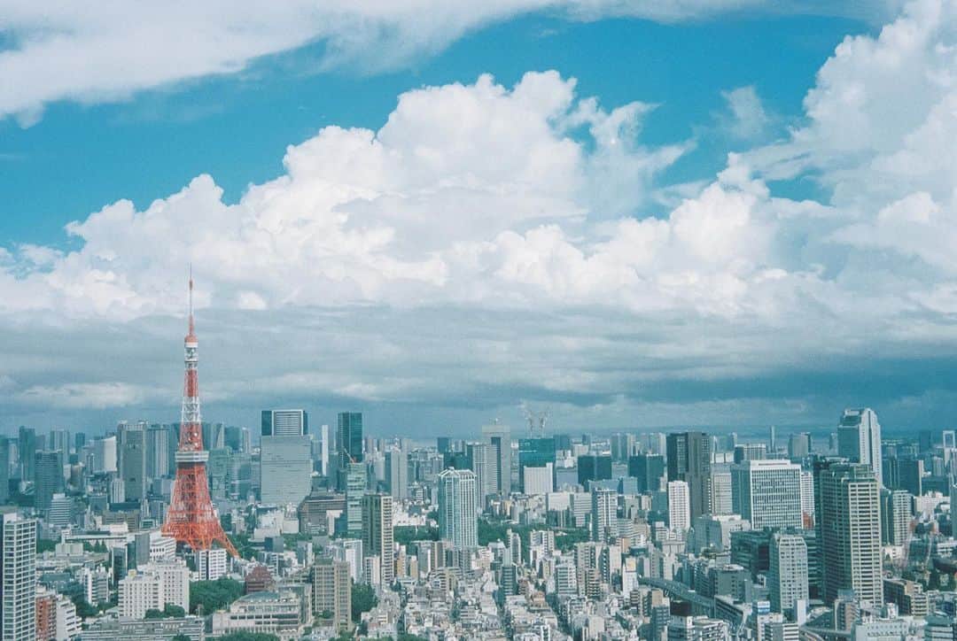 小川紗良のインスタグラム：「絵に描いたような都会の空と、田舎の空。  どちらもあってこそ世の中が回っているし、互いに想像力を持ってつながり合えたらいいよね。  関係ないけど久々に腰をやってしまい、能のような動きで暮らしてます。  #filmphotography #film #city #country #sky #tokyo #acrossthesky #都会 #田舎 #空 #海 #東京タワー #腰痛」