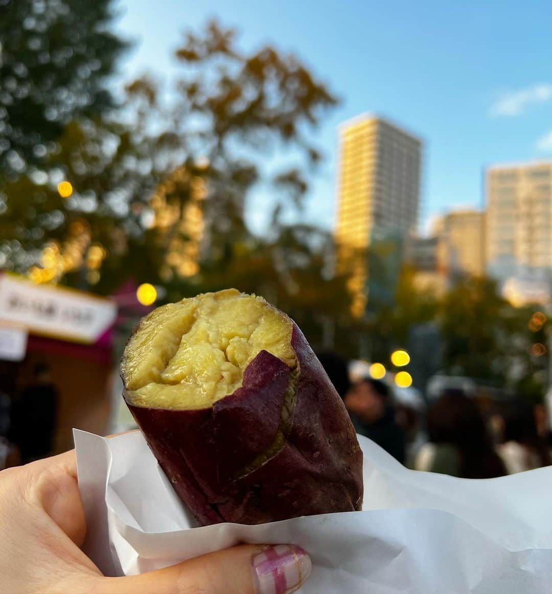 佐藤彩さんのインスタグラム写真 - (佐藤彩Instagram)「さっぽろ焼き芋テラスに行ってきました☺️  焼き芋にフォーカスしたイベントが中島公園で初開催！ 札幌市内の人気焼き芋店6店の焼き芋を味わえます🍠  今日の番組でもお話しましたが みんな大好き焼き芋🍠 ということで 予想を上回るお客さんの数だったようですね🫢  一度完売になって 再度◯時から販売というお店もありましたし 私も行列に並んでの購入でした！  お目当てのお店があるなら 早めの時間に行く方が良いかもです🤔  ちなみに中島公園の紅葉は見頃を迎えているので 紅葉を楽しむだけでもオススメ🍁  #さっぽろ焼き芋テラス #焼き芋テラス #焼き芋好き #焼き芋専門店 #番組で以前ご紹介したお店も2店舗 #札幌 #中島公園 #紅葉 #銀杏並木 #見頃 #紅葉月 #美しい景色と美味しい食べ物 #心が潤う」10月31日 12時05分 - hbc_ayasato