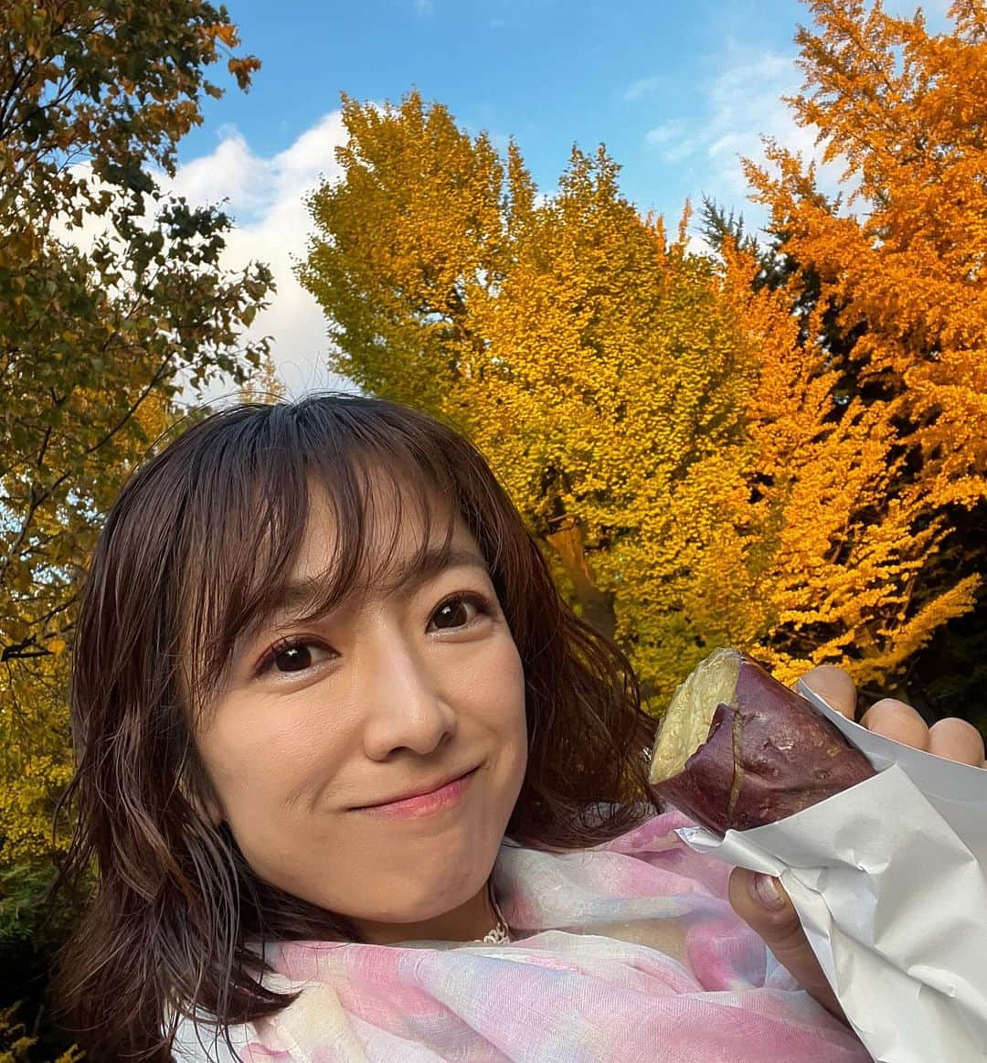 佐藤彩さんのインスタグラム写真 - (佐藤彩Instagram)「さっぽろ焼き芋テラスに行ってきました☺️  焼き芋にフォーカスしたイベントが中島公園で初開催！ 札幌市内の人気焼き芋店6店の焼き芋を味わえます🍠  今日の番組でもお話しましたが みんな大好き焼き芋🍠 ということで 予想を上回るお客さんの数だったようですね🫢  一度完売になって 再度◯時から販売というお店もありましたし 私も行列に並んでの購入でした！  お目当てのお店があるなら 早めの時間に行く方が良いかもです🤔  ちなみに中島公園の紅葉は見頃を迎えているので 紅葉を楽しむだけでもオススメ🍁  #さっぽろ焼き芋テラス #焼き芋テラス #焼き芋好き #焼き芋専門店 #番組で以前ご紹介したお店も2店舗 #札幌 #中島公園 #紅葉 #銀杏並木 #見頃 #紅葉月 #美しい景色と美味しい食べ物 #心が潤う」10月31日 12時05分 - hbc_ayasato