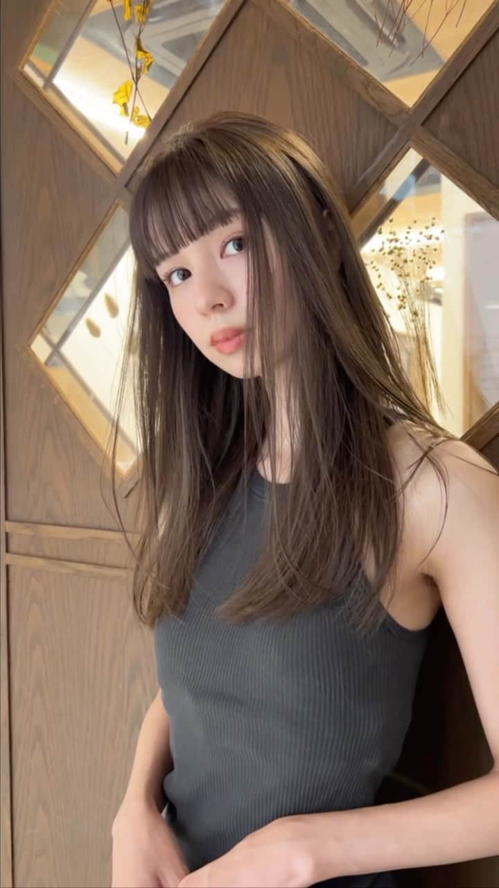 兼井遼のインスタグラム：「オリーブベージュ＊  柔らかくほつれるヘア😌  ツヤのある 暗くても透明のある カラーならお任せください☺️  10月11月のご予約も まだまだお取りできます🙇🏻  ご質問などは コメントにてお問い合わせください！😌  #ケアカラー  #ヘアアレンジ  #ケアダブルカラー  #巻き方  #髪質改善カラー  #イルミナカラー  #ミルクティーベージュ #グレージュ  #ケアブリーチ  #ハイライトカラー  #ハイトーンカラー  #ブリーチ  #ダブルカラー   #インナーカラー  #オリーブアッシュ  #グラデーションカラー  #グレージュカラー  #ツヤトーン  #パーマ  #艶髪  #外国人風  #髪質改善トリートメント  #くびれヘア  #シースルーバング  #髪質改善  #ラベンダーグレージュ  #オリーブグレージュ  #トリートメント  #ヘアアクセサリー　#インナーハイライト」