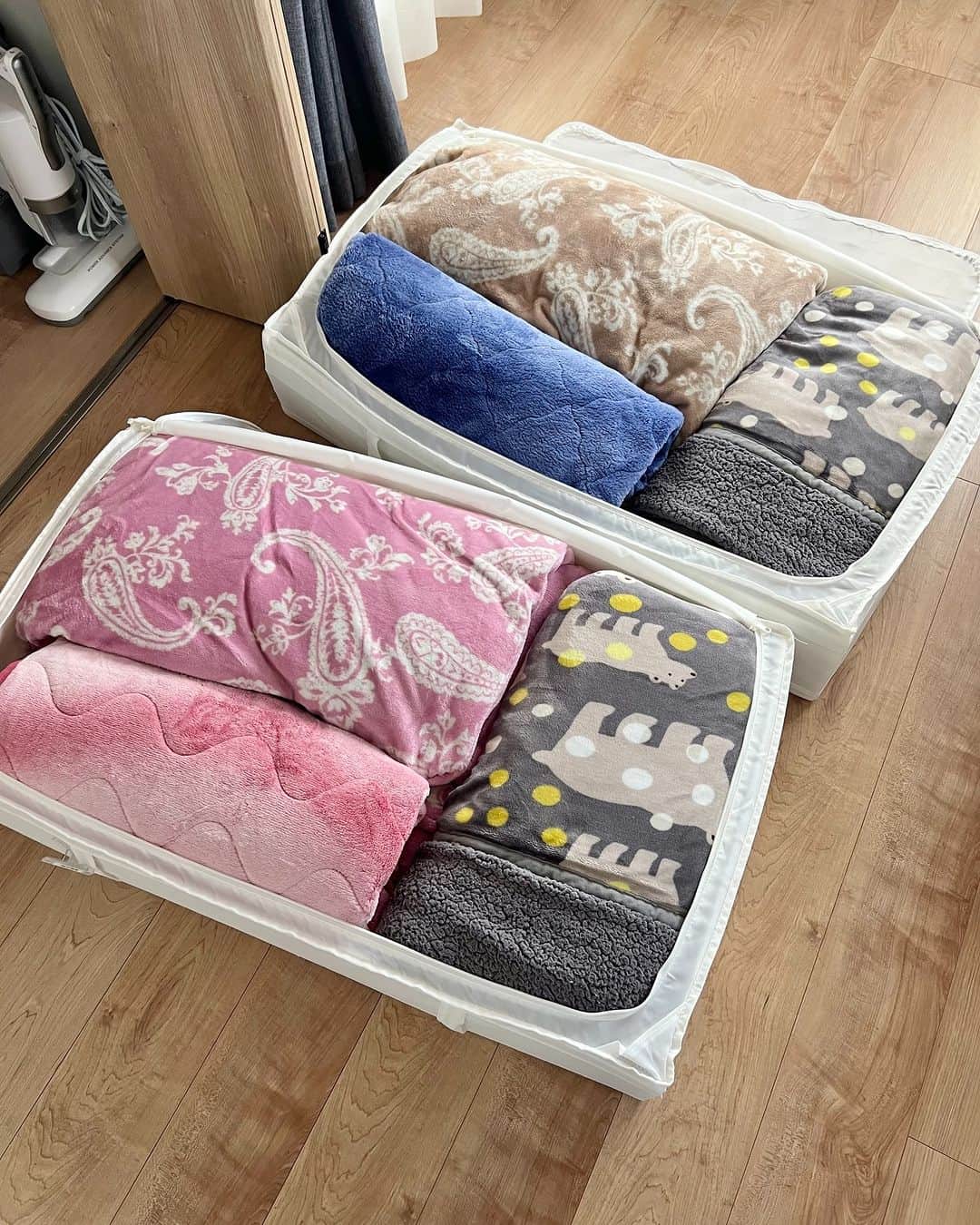 ムクリ［mukuri］さんのインスタグラム写真 - (ムクリ［mukuri］Instagram)「「０.５畳」の可能性を広げる使い方。オフシーズンの寝具や家電がすっきり収まったクローゼット  めぐさんの家で布団収納として使っている クローゼットの広さは約０.５畳。  主にオフシーズンの寝具や家電、 来客用の寝具などを収納しています。  ０.５畳という広さは思っていたよりも狭く 引越してきた当初は持ってきた布団を 全て収めることができなかったそう。  より空間を有効に使うため めぐさんがしたこととは。  収納方法やグッズの選び方について 詳しくお話してくださっているので ぜひ参考にしてくださいね♪  –––––––––––––––––– ムクリ公式アカウントでは くらしの中にある"好き"や"コダワリ"を毎日お届け。  インテリア、整理収納から家づくりなど 日常で参考になる情報から サラッと読める短編コラムまで ご紹介していますのでフォローしてぜひご覧ください。 ▶︎ @mukuri_official ・  「 #ムクリ 」のタグもいつも楽しく拝見しています☺️  オリジナルブランドは @daily_mukuri  くらしの中にあったらいいいな、 そんな商品を企画・制作、集めています。 ––––––––––––––––––  #布団収納ケース #布団収納 #wic #ウォークインクローゼット #寝室 #寝室インテリア #クローゼット #リクシル #ヴィンティア #IKEA #イケア #スクッブ #マイホーム #マイホーム記録 #注文住宅 #工務店 #家づくり #くらしの編集#ムクリ」10月31日 12時05分 - mukuri_official