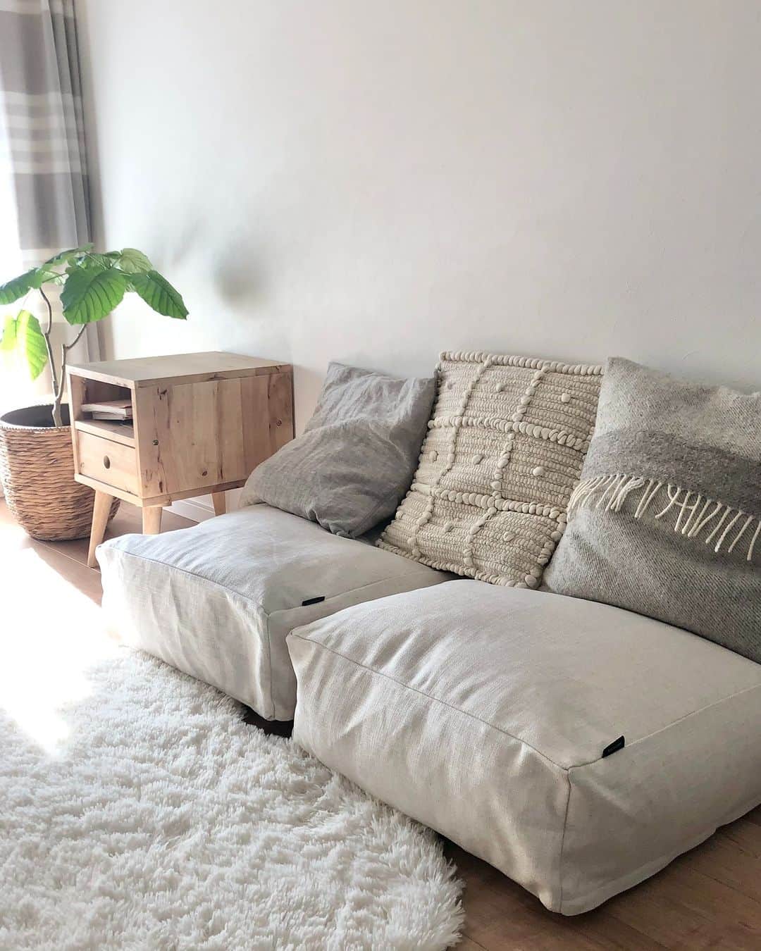 ムクリ［mukuri］さんのインスタグラム写真 - (ムクリ［mukuri］Instagram)「「０.５畳」の可能性を広げる使い方。オフシーズンの寝具や家電がすっきり収まったクローゼット  めぐさんの家で布団収納として使っている クローゼットの広さは約０.５畳。  主にオフシーズンの寝具や家電、 来客用の寝具などを収納しています。  ０.５畳という広さは思っていたよりも狭く 引越してきた当初は持ってきた布団を 全て収めることができなかったそう。  より空間を有効に使うため めぐさんがしたこととは。  収納方法やグッズの選び方について 詳しくお話してくださっているので ぜひ参考にしてくださいね♪  –––––––––––––––––– ムクリ公式アカウントでは くらしの中にある"好き"や"コダワリ"を毎日お届け。  インテリア、整理収納から家づくりなど 日常で参考になる情報から サラッと読める短編コラムまで ご紹介していますのでフォローしてぜひご覧ください。 ▶︎ @mukuri_official ・  「 #ムクリ 」のタグもいつも楽しく拝見しています☺️  オリジナルブランドは @daily_mukuri  くらしの中にあったらいいいな、 そんな商品を企画・制作、集めています。 ––––––––––––––––––  #布団収納ケース #布団収納 #wic #ウォークインクローゼット #寝室 #寝室インテリア #クローゼット #リクシル #ヴィンティア #IKEA #イケア #スクッブ #マイホーム #マイホーム記録 #注文住宅 #工務店 #家づくり #くらしの編集#ムクリ」10月31日 12時05分 - mukuri_official