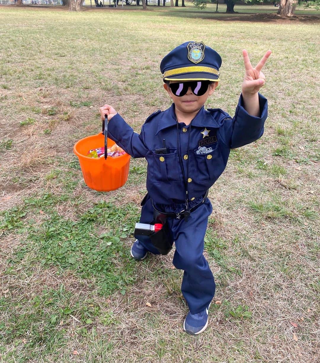 尾崎ナナのインスタグラム：「Happy Halloween🎃👻🍭💓 今年の息子はポリス👮 ネットでサイズ見て買ったんだけど、大きすぎて💦 かぁちゃん夜なべしてチクチク縫いました😀 娘はミニーちゃんにしたんだけど、付属のヘアバンド嫌がって付けてくれなかったなぁ😅  #ハロウィン #ハロウィンコスプレ #halloween #happyhalloween」