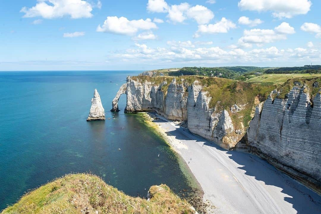 フランス大使館のインスタグラム：「【フランスの一日🌄】セーヌ＝マリティーム県 #エトルタ の断崖と、海食によって形成された自然のアーチは、多くの画家や作家の霊感でした。その断崖はモーリス・ルブランのアルセーヌ・ルパンの冒険の背景です！モネ、クールベやドラクロワなども、この不思議な場所を絵で不滅のものにしました🖼️🌊」