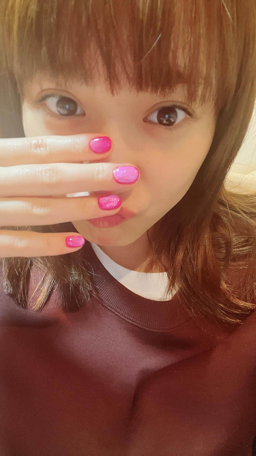 平祐奈のインスタグラム：「🩷🩷🩷 マグネットネイルすごい！！ きらきら〜うきうき」