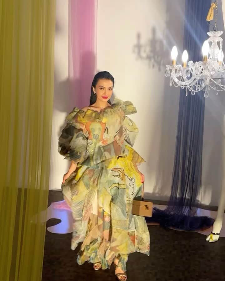 ラライン・シャーのインスタグラム：「@dewimag fashion nights ✨✨ with @ramadauhandesignstudio   Congratulations on the beautiful collection and the soundtrack was everything very fitting for todays world. Thank you!」