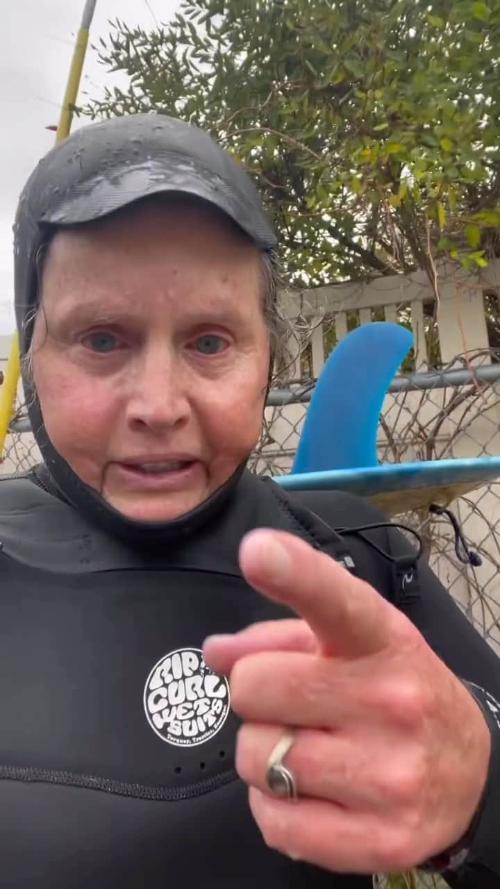 surflineのインスタグラム：「PSA: don’t drop in on Auntie.  @waterwoman74 and probably the most quotable rant since Bobby Martinez’s mic drop.」