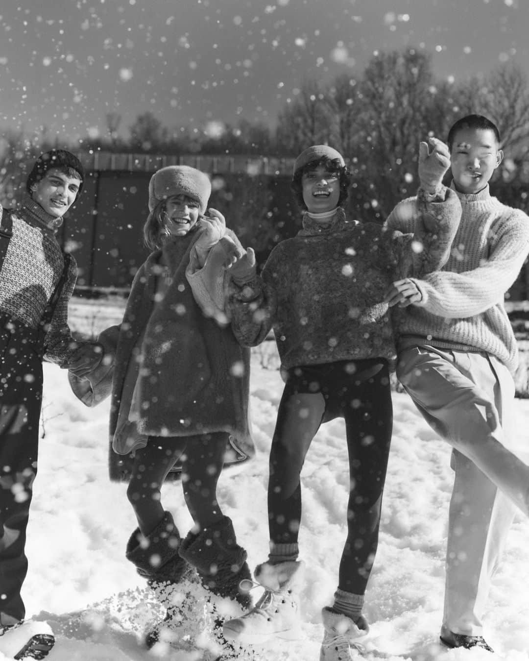 McGuffinさんのインスタグラム写真 - (McGuffinInstagram)「⚡️McGuffin Street News⚡️  ロロ・ピアーナの2023-24年秋冬ホリデーコレクション  @loropiana   冬の空気感、レジャー、そして幸せな気分。ロロ・ピアーナのホリデーコレクションは、雪の降るホリデーシーズンの幕開けを告げるとともに、メゾンのDNAの一部であるアウトドアライフの真髄を探求し、大晦日を祝うためのスーツも登場。官能的なワードローブのシルエットと包み込むような質感が際立つスーツを、今回初めて発表する。 メゾンを代表するカシミヤ・コースヘアR、シアリング、キャッシュファー、ベビーカシミヤを使用し、手刺繍による装飾を施すことで、自由な動きを楽しめる、多用途で現代的なウェアをつくり出す。レディスはガディエル・ジョガーパンツ、アゼリー・コート、ユーリー・ジャケットなどシアリング素材で、マルチカラーのプリント・ブークレー糸で繊細に刺繍が施されている。ウルセル・パンツとニエン・セーターは、シルクとカシミヤを混紡した柔らかさの傑作であるキャッシュファーで作られている。脚にボリュームと動きを添える豊かなかぎ針編みのようなモチーフをあしらったエンガディン・パンツから、立体的なファー効果をもたらすエンボス加工のトリミングをすべて手縫いで施したエンゲルベルク・タートルネックなどが揃う。もうひとつの主役はカシミヤとモヘアのタペストリー・ブルーム・タートルネックで、様式化された花柄があしらわれ、手仕事で起毛させることで糸の自然な毛並みを強調し、プリント柄に陰影を与える。 メンズは、ベビーカシミヤのタートルネックやキャッシュファーのセーターに、ストレッチコットンのパンツを合わせ、柔らかな肌触りと、一年で最も寒い季節にぴったりな素材の贅沢な組み合わせを提案。 ロロ・ピアーナはまた、マスキュリンとフェミニン、多用途性とノウハウ、機能性と着心地の完璧なバランスを保ちながら、革新的なファブリックを通して新たなスタイルの境地を開拓する。 ホリデーコレクションは、タキシード・ウールのブラックのメンズスーツ、ピュアストライプ・ジャカード・バージンウールのオーロラ・ブレザーとビバル・パンツのレディススーツなど、イブニングや季節のオケージョンにふさわしいフォーマルな装いによって完成する。レディスでは、クラシックなカラ・シャツやロング丈のアテネ・ラップスカートなど、洗練されたシルクのウェアを提案。 本コレクションは、11月2日よりロロ・ピアーナのセレクトされた店舗およびオンラインストアで発売。  #loropiana #LoroPianaFW23 #ホリデーコレクション」10月31日 12時13分 - mcguffin_official