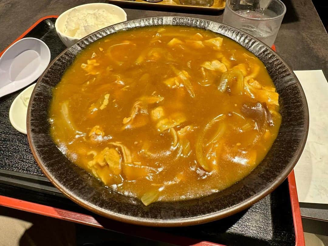 まえちゃんねるのインスタグラム：「今日のランチは、カレーうどん。この店のカレーうどん初めて食べたけど、体調がイマイチだからか濃く感じる。いや、濃いのか？わからん😅  #ランチ #今日のランチ #カレーうどん #うどん #田乃休」