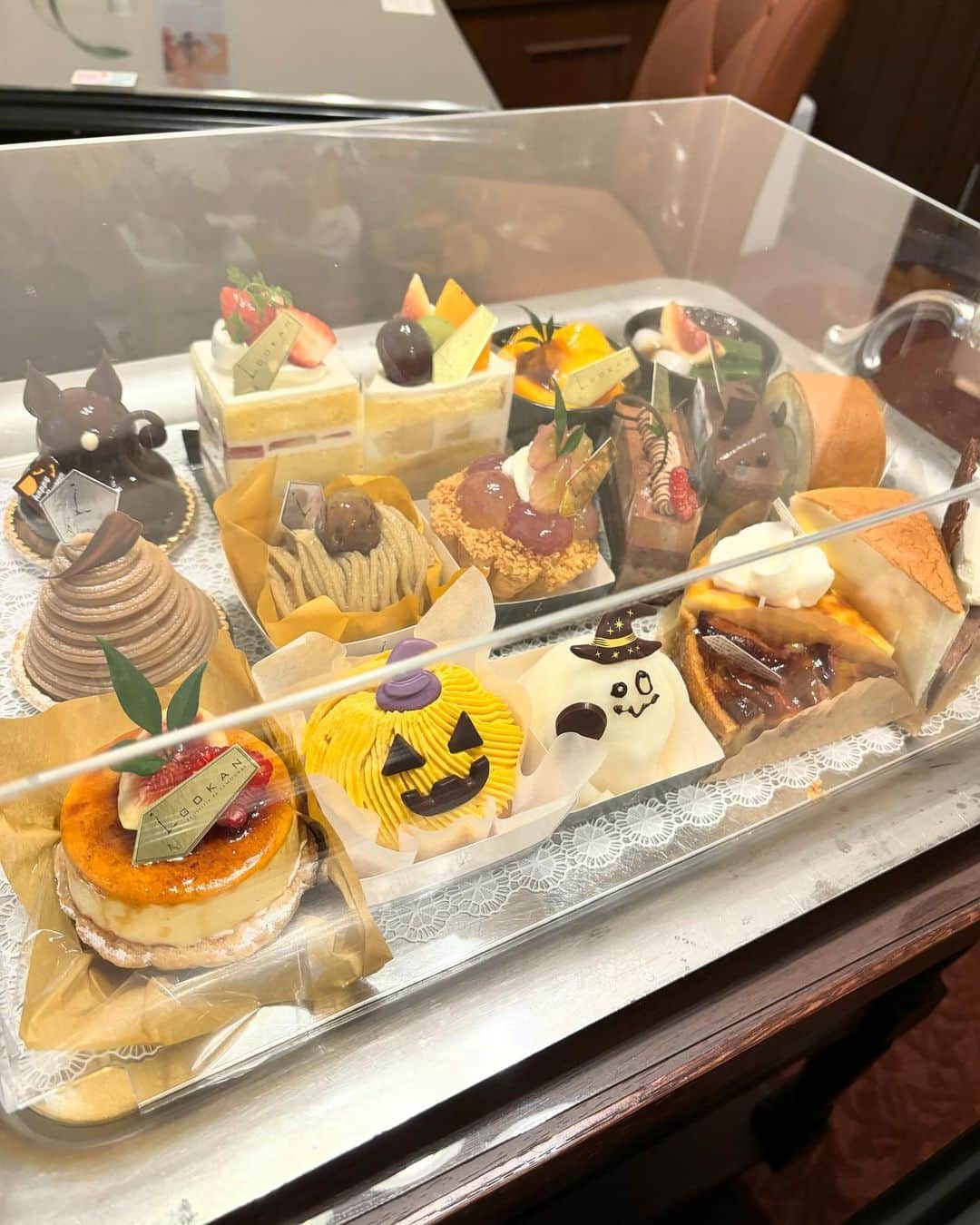 去来川奈央さんのインスタグラム写真 - (去来川奈央Instagram)「. 先週のハロウィーンケーキ🎃🍰  ケーキの宝石箱やん~ これが好きなんだなぁ〜☕️👻  ネギを添えていただく 鮭のキッシュが和風で斬新🐟✨  #大阪カフェ #五感 #ハロウィーンケーキ #ハロウィンケーキ」10月31日 12時27分 - nao.isagawa