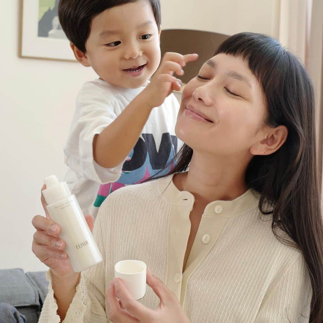 武智志穂さんのインスタグラム写真 - (武智志穂Instagram)「お調子者が乱入してきた🤣  母にはゆっくりスキンケアをする時間もありません。笑  でもわたしには心強い味方が✨  @elixir_official_shiseido のエイジングケア*の化粧水・乳液があれば、それで十分。  （*年齢に応じたうるおいケア）  わたしがエリクシールを選ぶ理由、それは…  厳選成分が入っていて、スキンケアの土台である化粧水と乳液だけでしっかりエイジングケア*できるところ。 エリクシールは使うたびに、ハリとうるおいに満ちた「つや玉」続く肌へと導いてくれます。   保湿力は同じで、肌質や好みに合わせて3タイプある中から自分にぴったりなテクスチャーを選べるところもお気に入り。  ちなみにですが、わたしの住んでいる沖縄は一年中湿度が高いので、軽い感触のさっぱりタイプを愛用しています。  角層深くまです〜っとなじんでいくような浸透感が心地いいんだよなぁ😌   リサイクル樹脂を採用していて地球にも優しいところや、詰め替え用があるところにも好感が持てる👏🏼   エリクシール リフトモイスト ローション SP （医薬部外品）  エリクシール リフトモイスト エマルジョン SP （医薬部外品）   #PR#エリクシール#スキンケア#化粧水#乳液#エイジングケア#コラーゲン」10月31日 12時20分 - shiho_takechi