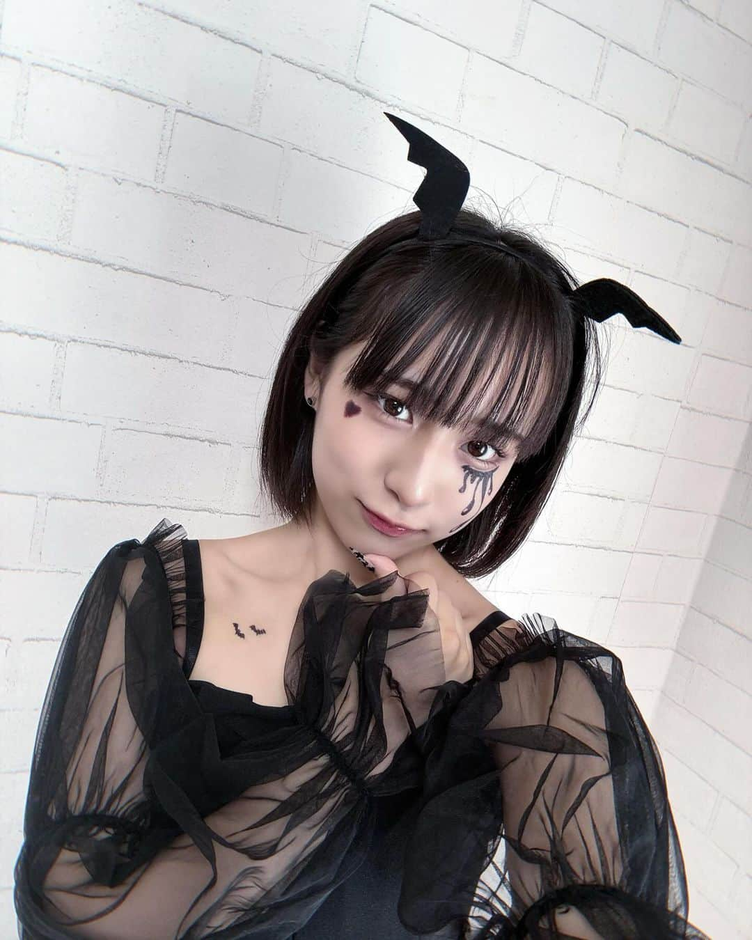 佐藤ひなたさんのインスタグラム写真 - (佐藤ひなたInstagram)「・ ・ HappyHalloween🦇🕸  今年のHalloweenは大人っぽく🖤  TikTokでは 猫メイド^ _ ̫ _ ^ ♡になったよ！ もう出てるからﾐﾃﾈ （メイドは一昨年ぶり‼︎） 今日のTikTokはハロウィン投稿ラスト🎃ﾏｯﾃﾃﾈ  ちょー久しぶりにタトゥーシール使ったら楽しすぎた😖💗 鎖骨のコウモリは2日間付けてたよ😬ｺｯｿﾘ  🎃素敵なHalloweenになりますように👻  #HappyHalloween #Halloween  #ハロウィン #Cosplay #コスプレ  #大人っぽい #猫 #メイド  #タトゥーシール #コウモリ  #佐藤ひなた #ひな #06 #ひなdays」10月31日 12時20分 - hinata_sato_official