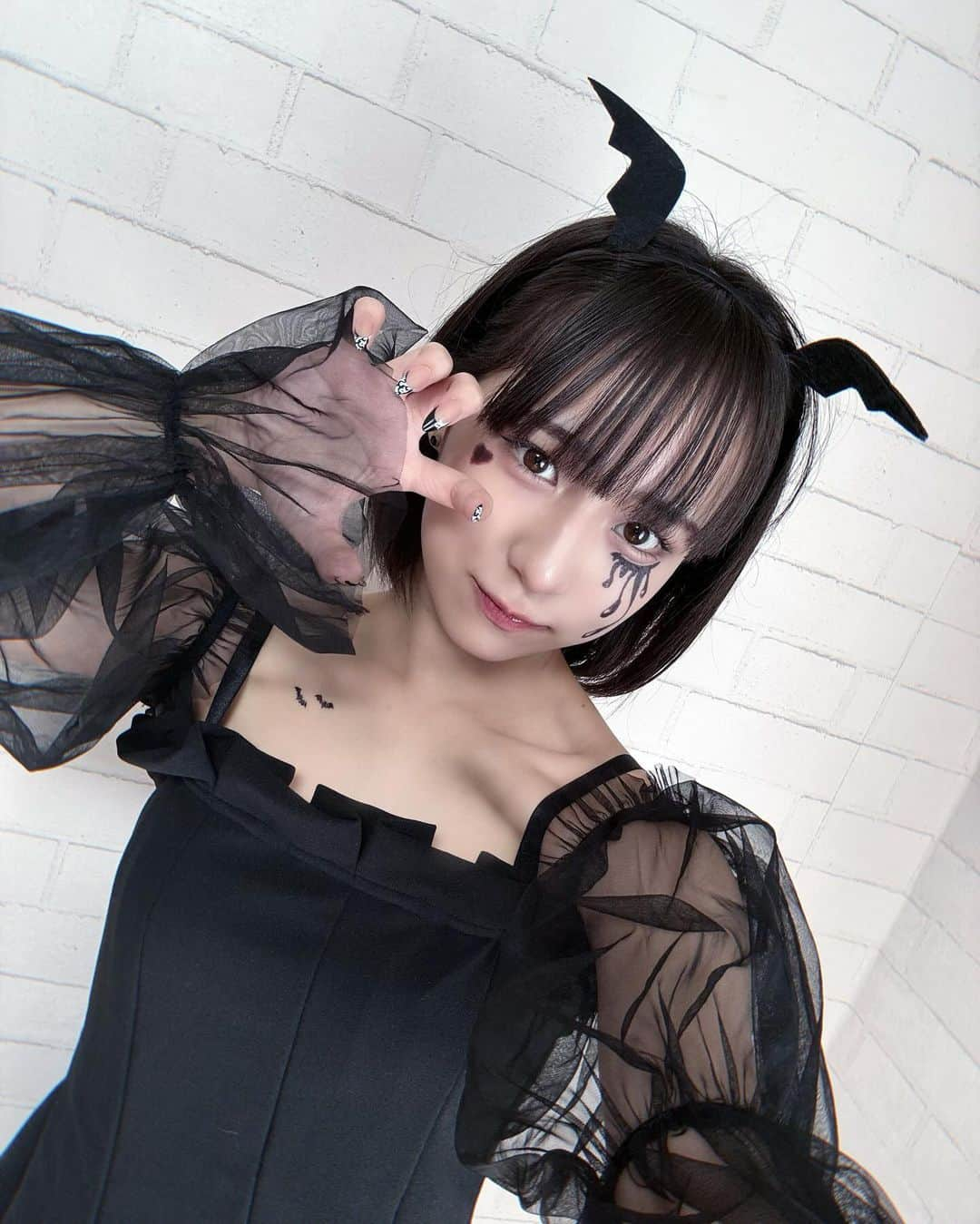 佐藤ひなたのインスタグラム：「・ ・ HappyHalloween🦇🕸  今年のHalloweenは大人っぽく🖤  TikTokでは 猫メイド^ _ ̫ _ ^ ♡になったよ！ もう出てるからﾐﾃﾈ （メイドは一昨年ぶり‼︎） 今日のTikTokはハロウィン投稿ラスト🎃ﾏｯﾃﾃﾈ  ちょー久しぶりにタトゥーシール使ったら楽しすぎた😖💗 鎖骨のコウモリは2日間付けてたよ😬ｺｯｿﾘ  🎃素敵なHalloweenになりますように👻  #HappyHalloween #Halloween  #ハロウィン #Cosplay #コスプレ  #大人っぽい #猫 #メイド  #タトゥーシール #コウモリ  #佐藤ひなた #ひな #06 #ひなdays」