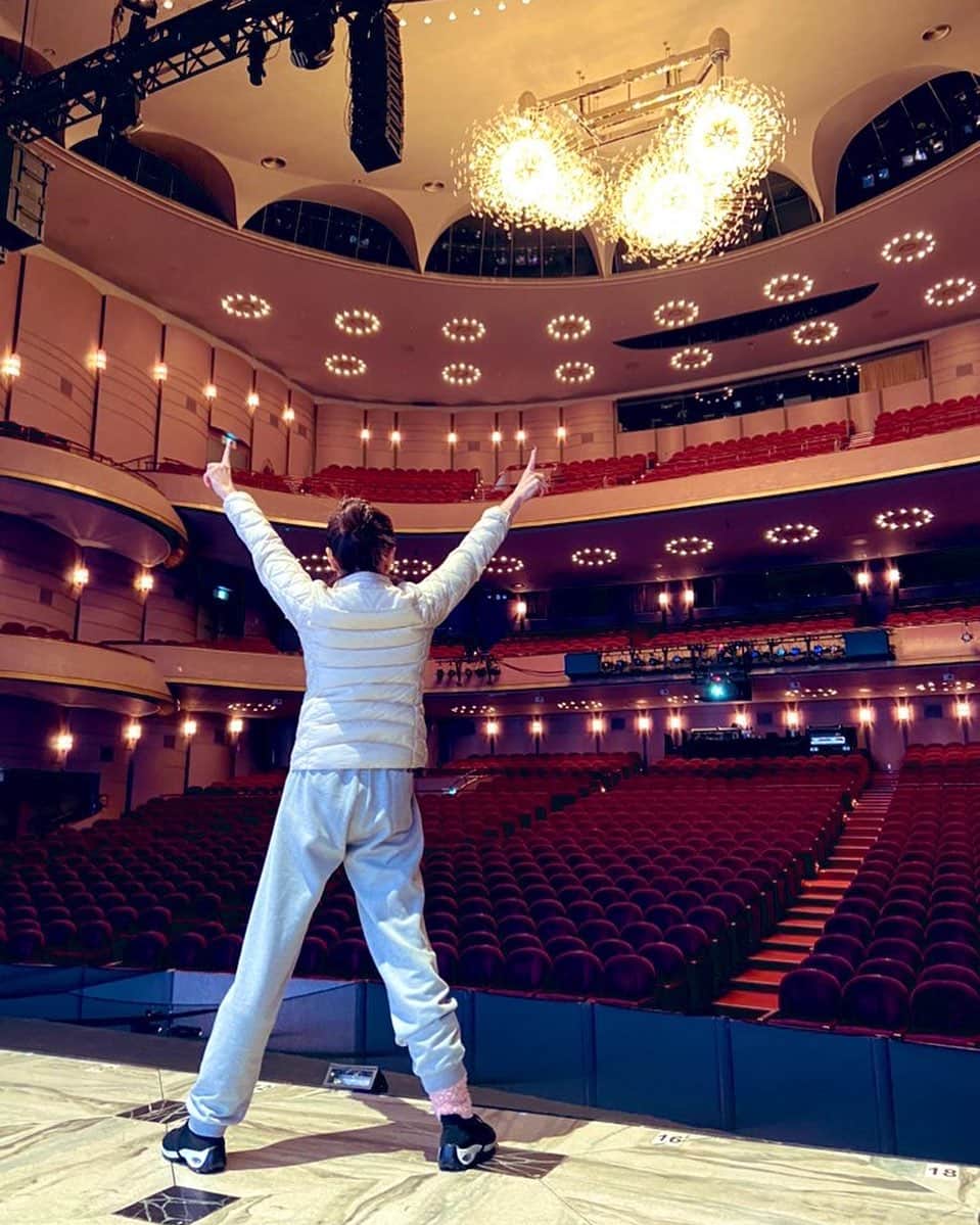 のインスタグラム：「ラストワン 大阪 #アナスタシア 大千穐楽 行ってきます  悔いなくリリー役を生きます  感謝 #マルシア  #梅田芸術劇場」