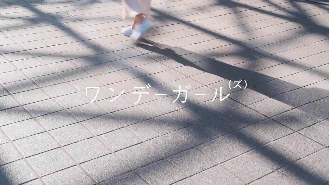 のインスタグラム：「⚡️McGuffin Street News⚡️  【小説販売自販機、渋谷駅に登場】  @watashitohitoto   ワンデーガール（ズ）は13種類の短編小説を自動販売機で販売する期間限定イベント。販売するのは13人の「女の子」の一日を切り取った小説です。「ああ、自分は『女の子』なんだって感じるのはいつですか？」という質問をテーマに、東京に暮らす13人の「女の子」たちにインタビューを行い、その内容をもとにオリジナルの小説を製作しました。 「女の子」として生きる誰かの日常に思いを馳せてもらうために。「女の子」の楽しさや苦しさを知ってもらうために。 ご来場いただいた方には自販機で販売されている小説（1冊100円、13種類）が購入いただけるほか、オリジナルショートムービーの観覧、感想シェアをしていただけるスペースをご用意しております。 produced by ひと（と）@watashitohitoto Video credit: 岡嶺央 @834194_reo Music credit: 海と幽霊  ■開催概要 「ワンデーガール（ズ）」  11月3日（金）~ 5日（日） 11:00~21:00  PickUpランキン （「渋谷駅」構内　地下2階コンコース  東急・東京メトロ　ハチ公改札前） 入場無料  ■運営 ひと（と）@watashitohitoto 5人の学生メンバーから成る。昨年下北沢にて写真・言葉展「わたし、東京、２２歳」を開催。今年はその続編として小説販売自販機イベントを企画運営する。「みんながもっと、ひとへの関心をもてる社会を」をパーパスに活動中。  #ワンデーガールズ」