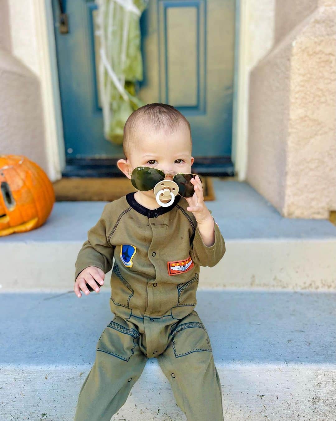 宮崎沙矢加のインスタグラム：「TRUNK OR TREAT🚙🍭🎃🧡mini PAPA😎 . . . ハロウィンの時期はイベントだらけで毎日大忙し🧡アメリカは子供が参加できるパーティが沢山で本当楽しい🍭  クラシックカーだけのTrunk or Treat!!パパは自分が持ってる同じ車にテンション上がってた🤭  ミシェルはパパとトムクルーズになりきってました😎👍🏽 フライトスーツ姿がただのパパのミニ版だった🤣🤣しかし可愛いすぎ🧡 #halloween #topgun #costume #babycostume #ハロウィン」