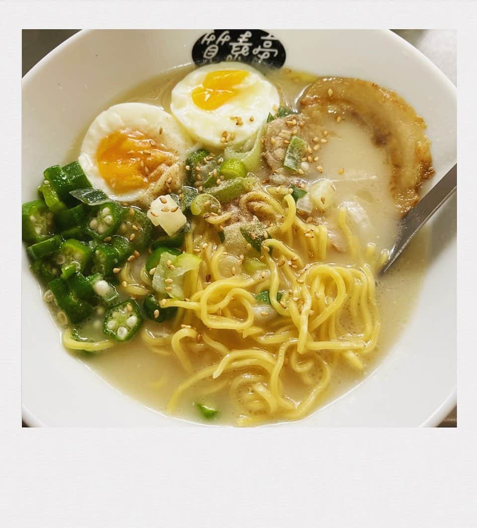かせきさいだぁのインスタグラム：「本日の質素亭、『函館 北浜商店 とんこつ塩』ラーメン❤️あんまり美味しくてAmazonで大量買いした彼奴（キャッツ）！乾麺なのに麺が美味しい〜もちろんスープもGOOD〜 #質素亭 #しっそ亭   ポイントはお湯の量を少し減らして濃口に…が質素亭流〜（濃かったらお湯足せばイイし）」
