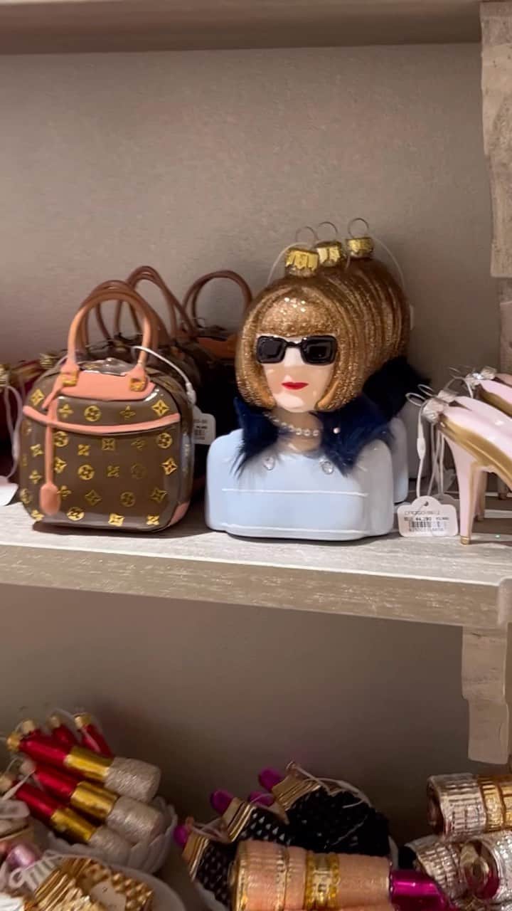 のインスタグラム：「「アスティエ・ド・ヴィラット」が、昨年に引き続きクリスマス市を伊勢丹新宿店で開催。ホリデー気分を盛り上げる煌びやかなクリスマスオーナメントや、ハーブやスパイスが香るパルファン、リヨンの高級ショコラトリー @palomas1917 のチョコレートなどを販売しています。  記事全文は @fashionsnapcom プロフィールリンクから🔗  @astierdevillatte   #アスティエドヴィラット #astierdevillatte #クリスマス雑貨 #クリスマスマーケット #伊勢丹新宿店 #クリスマスプレゼント」