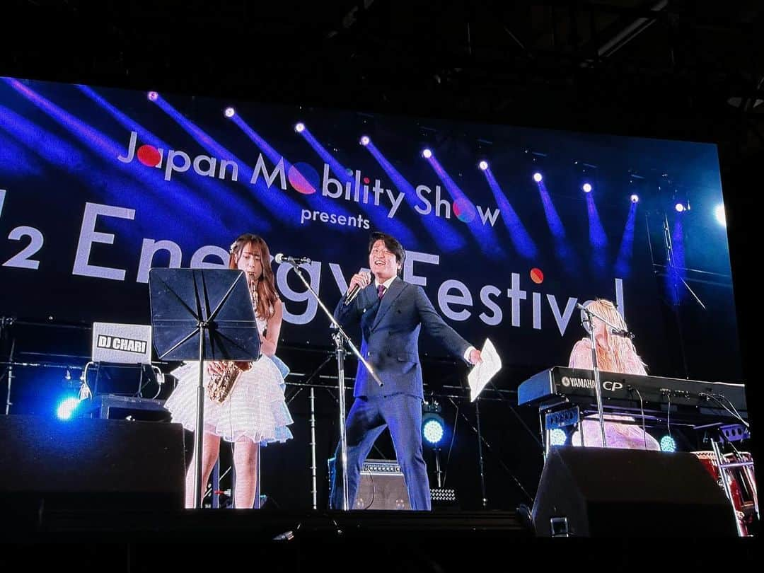 浅場佳苗さんのインスタグラム写真 - (浅場佳苗Instagram)「Japan Mobility Show 2023 H2 Energy Festival🌿 TikTok クリエイターズ Fes. ありがとうございました〜🫶✨  〈セットリスト〉 パート・オブ・ユア・ワールド(弾き語り) Make A Wonderful Day  手拍子で音楽を一緒に作ってくださったり、 わたしのピアノタオルを掲げて、 応援してくださったり(ばっちり見えてたよ🥲🤍) 足を運んでくださったみなさまのあたたかさが、 とっても嬉しかったです.. ！🥲🤍  また、コラボステージでは、 SATOYUさん @satoyu_ohioboss  musaさん @musadayo1002 と、 「ホール・ニュー・ワールド」を、 同じくmusaさん、SeKiAさん @sekion2518 と、 「ルパン三世のテーマ」を、 セッションさせていただいたりして、 それもすっごく楽しかった.. ！🌷✨  お三方をはじめ、 いつもTikTokの中で観ていた、 素敵なクリエイターさんたちと一緒に、 同じステージに立たせていただいて、 とっても貴重な経験でした.. ！🥲✨  クリエイターのみなさま、 スタッフのみなさま、 本当にありがとうございました💐  そして、、 このような機会をいただけたのも、 ひとえに日頃から応援してくださっている、 みなさんのおかげです🥲🥲 たくさんの愛をありがとう.. ！💐  ・  今回の @h2energyfes_official ですが、 イベントタイトルの通り、 水素エネルギーを一部使った、 環境に配慮されたステージなんだそう🌿  日頃からちょこちょこ発信している、 "自分や他人にだけでなく、環境や動物にもやさしくありたい" が大きなテーマのわたしにとって、 このようなフェスに参加できたこと、 併せて、とっても幸せでした🥲✨  ちなみに今回のお衣装は古着なんだけど、 まだまだ使えるとっても可愛い子でお気に入り！👗🤍  自分の単独ライブとかでも、 いつかこういうところまでこだわって、 イベントを作るのが夢です.. ！！！  さて、いよいよ来月11月からは、 年内最後の大イベント念願の初ツアーがスタートします！ 初日は19日(日)の大阪❤️‍🔥❤️‍🔥❤️‍🔥  よろしくお願いします！！！✨ ・ @h2energyfes_official @jama_jpn  @tiktok_japan   #H2energyfes #H2エナジーフェスティバル #ジャパンモビリティショー #jms2023 #japanmovilityshow2023 #TikTok #tokyo #japan #dancemusic #dancepop #edm #singer #songwriter #シンガーソングライター #フレキシタリアン #動物愛護 #サスティナブル #エコ #地球にやさしいミュージシャン #愛犬家 #浅場佳苗 #kanaeasaba」10月31日 12時32分 - kanae_asaba