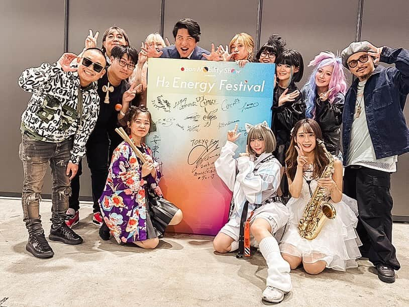 浅場佳苗さんのインスタグラム写真 - (浅場佳苗Instagram)「Japan Mobility Show 2023 H2 Energy Festival🌿 TikTok クリエイターズ Fes. ありがとうございました〜🫶✨  〈セットリスト〉 パート・オブ・ユア・ワールド(弾き語り) Make A Wonderful Day  手拍子で音楽を一緒に作ってくださったり、 わたしのピアノタオルを掲げて、 応援してくださったり(ばっちり見えてたよ🥲🤍) 足を運んでくださったみなさまのあたたかさが、 とっても嬉しかったです.. ！🥲🤍  また、コラボステージでは、 SATOYUさん @satoyu_ohioboss  musaさん @musadayo1002 と、 「ホール・ニュー・ワールド」を、 同じくmusaさん、SeKiAさん @sekion2518 と、 「ルパン三世のテーマ」を、 セッションさせていただいたりして、 それもすっごく楽しかった.. ！🌷✨  お三方をはじめ、 いつもTikTokの中で観ていた、 素敵なクリエイターさんたちと一緒に、 同じステージに立たせていただいて、 とっても貴重な経験でした.. ！🥲✨  クリエイターのみなさま、 スタッフのみなさま、 本当にありがとうございました💐  そして、、 このような機会をいただけたのも、 ひとえに日頃から応援してくださっている、 みなさんのおかげです🥲🥲 たくさんの愛をありがとう.. ！💐  ・  今回の @h2energyfes_official ですが、 イベントタイトルの通り、 水素エネルギーを一部使った、 環境に配慮されたステージなんだそう🌿  日頃からちょこちょこ発信している、 "自分や他人にだけでなく、環境や動物にもやさしくありたい" が大きなテーマのわたしにとって、 このようなフェスに参加できたこと、 併せて、とっても幸せでした🥲✨  ちなみに今回のお衣装は古着なんだけど、 まだまだ使えるとっても可愛い子でお気に入り！👗🤍  自分の単独ライブとかでも、 いつかこういうところまでこだわって、 イベントを作るのが夢です.. ！！！  さて、いよいよ来月11月からは、 年内最後の大イベント念願の初ツアーがスタートします！ 初日は19日(日)の大阪❤️‍🔥❤️‍🔥❤️‍🔥  よろしくお願いします！！！✨ ・ @h2energyfes_official @jama_jpn  @tiktok_japan   #H2energyfes #H2エナジーフェスティバル #ジャパンモビリティショー #jms2023 #japanmovilityshow2023 #TikTok #tokyo #japan #dancemusic #dancepop #edm #singer #songwriter #シンガーソングライター #フレキシタリアン #動物愛護 #サスティナブル #エコ #地球にやさしいミュージシャン #愛犬家 #浅場佳苗 #kanaeasaba」10月31日 12時32分 - kanae_asaba