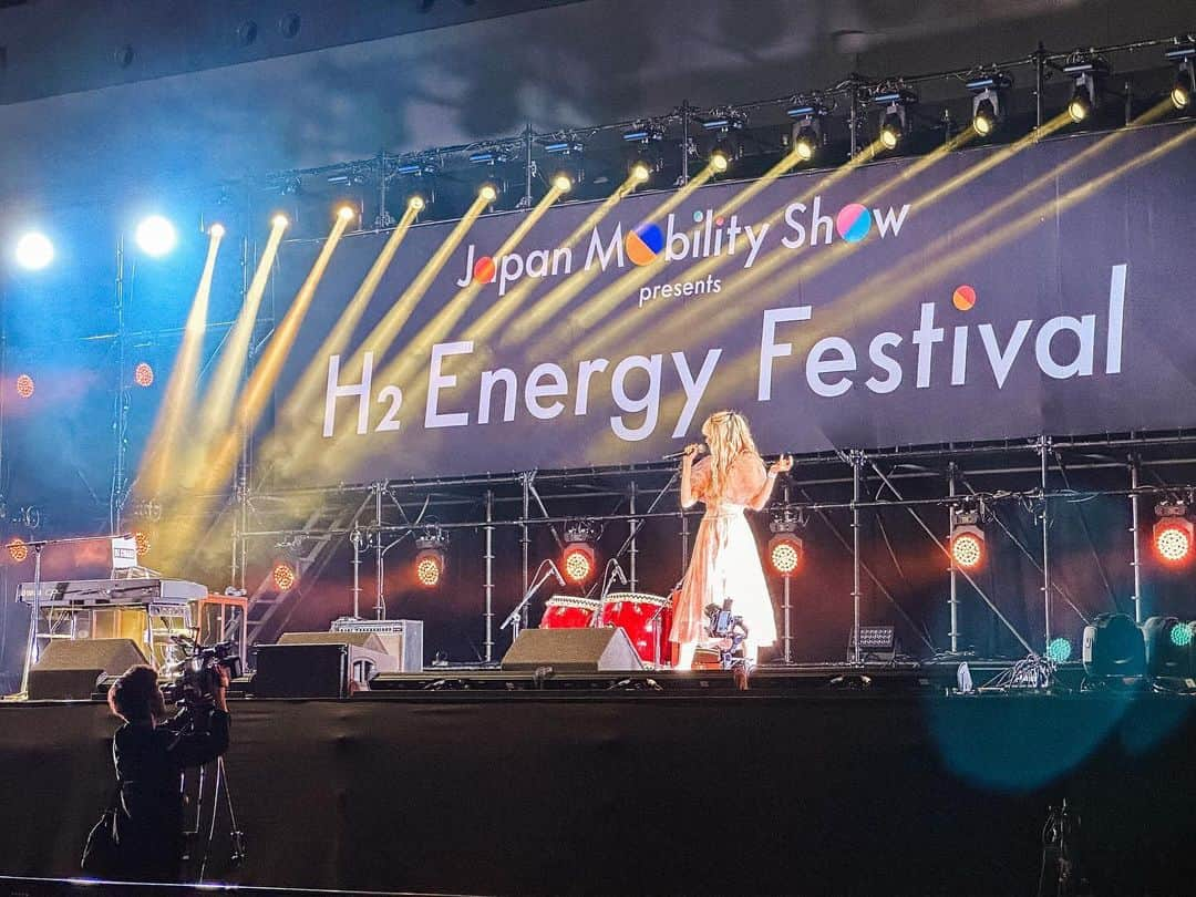 浅場佳苗のインスタグラム：「Japan Mobility Show 2023 H2 Energy Festival🌿 TikTok クリエイターズ Fes. ありがとうございました〜🫶✨  〈セットリスト〉 パート・オブ・ユア・ワールド(弾き語り) Make A Wonderful Day  手拍子で音楽を一緒に作ってくださったり、 わたしのピアノタオルを掲げて、 応援してくださったり(ばっちり見えてたよ🥲🤍) 足を運んでくださったみなさまのあたたかさが、 とっても嬉しかったです.. ！🥲🤍  また、コラボステージでは、 SATOYUさん @satoyu_ohioboss  musaさん @musadayo1002 と、 「ホール・ニュー・ワールド」を、 同じくmusaさん、SeKiAさん @sekion2518 と、 「ルパン三世のテーマ」を、 セッションさせていただいたりして、 それもすっごく楽しかった.. ！🌷✨  お三方をはじめ、 いつもTikTokの中で観ていた、 素敵なクリエイターさんたちと一緒に、 同じステージに立たせていただいて、 とっても貴重な経験でした.. ！🥲✨  クリエイターのみなさま、 スタッフのみなさま、 本当にありがとうございました💐  そして、、 このような機会をいただけたのも、 ひとえに日頃から応援してくださっている、 みなさんのおかげです🥲🥲 たくさんの愛をありがとう.. ！💐  ・  今回の @h2energyfes_official ですが、 イベントタイトルの通り、 水素エネルギーを一部使った、 環境に配慮されたステージなんだそう🌿  日頃からちょこちょこ発信している、 "自分や他人にだけでなく、環境や動物にもやさしくありたい" が大きなテーマのわたしにとって、 このようなフェスに参加できたこと、 併せて、とっても幸せでした🥲✨  ちなみに今回のお衣装は古着なんだけど、 まだまだ使えるとっても可愛い子でお気に入り！👗🤍  自分の単独ライブとかでも、 いつかこういうところまでこだわって、 イベントを作るのが夢です.. ！！！  さて、いよいよ来月11月からは、 年内最後の大イベント念願の初ツアーがスタートします！ 初日は19日(日)の大阪❤️‍🔥❤️‍🔥❤️‍🔥  よろしくお願いします！！！✨ ・ @h2energyfes_official @jama_jpn  @tiktok_japan   #H2energyfes #H2エナジーフェスティバル #ジャパンモビリティショー #jms2023 #japanmovilityshow2023 #TikTok #tokyo #japan #dancemusic #dancepop #edm #singer #songwriter #シンガーソングライター #フレキシタリアン #動物愛護 #サスティナブル #エコ #地球にやさしいミュージシャン #愛犬家 #浅場佳苗 #kanaeasaba」