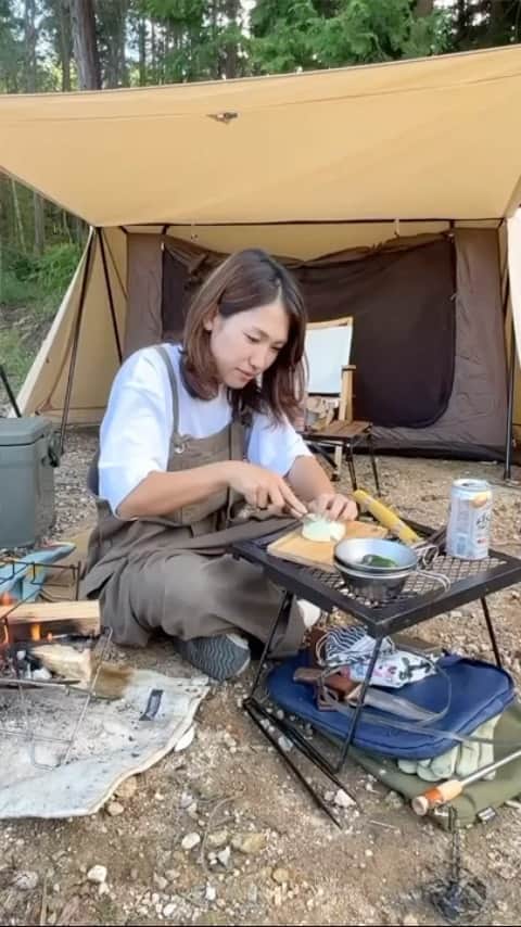 hinata_outdoorのインスタグラム：「@uki_ki_さんの投稿🏕️  ワンパンナポリタンを発見🍝✨  ナポリタンってたまに無性に 食べたくなる時ありますよね🌼🌼  【材料】 ・たまねぎ／ピーマン ・パスタ ★ウインナー ★塩コショウ ★コンソメ ★オリーブオイル ★トマトジュース ・ケチャップ ・ウスターソース ・粉チーズ ⁡ 【作り方】 ①玉ねぎとピーマンを一口大に切っておく ②マルチグリドルに水を入れて 半分に折ったパスタと①と★を入れる ③煮詰まったらケチャップとウスターソースで 味付けし、粉チーズをかけて完成 ⁡ パサパサにならないように 水分量の塩梅がポイント✨  是非真似してみてください❗️  ************** #hinataoutdoor を付けて アウトドアシーンをアップしてください🏕️ 素敵な投稿はリポストさせていただきます!  〜hinataの別アカウント〜 ・こだわりのキャンプギア🔦  @hinatastore_official ・キャンプ場紹介・予約⛺ @hinata_spot ・そとごはんのアイディア🍳  @hinatakitchen   **************  #ナポリタン#ナポリタンレシピ#マルチグリドル#マルチグリドル飯#マルチグリドル料理#キャンプご飯#キャンプ料理#キャンプごはん#アウトドア料理#キャンプめし#campcooking#outdoorcooking#おつまみレシピ#キャンプ飯#outdoorkitchen#アウトドア飯#キャンメシ#キャンプ飯レシピ#キャンプ飯#campkitchen#ソトレシピ#そとごはん#簡単レシピ」