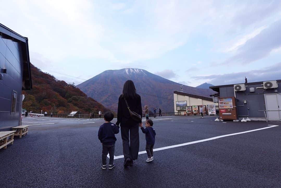 田中麻衣のインスタグラム：「早朝はなかなか寒くて。  暗かった空が、だんだん明るくなり、紅葉した葉がしっかり見えてくる光景がとても美しかったです。  #日光の紅葉」