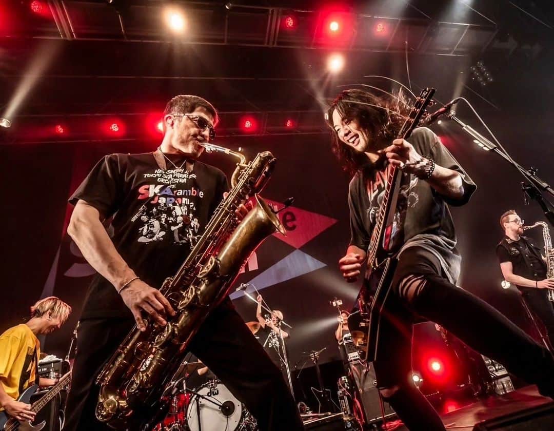 のインスタグラム：「スカバラ大阪なんばHatch終了。SKAramble JAPAN大阪編。東京名古屋と開催して最終日はHEY-SMITHのお膝元。今回はアメリカからCAT BITEとKill Lincolnが参加したけど、両バンドともモチベーションとJOYが半端なくてこちらが嬉しくなりました。スカパラもヘイスミもお互いのSKAを全う。また演りたい。#SKArambleJAPAN  photo by @hayachinphoto」