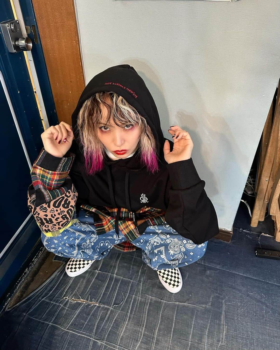 のインスタグラム：「はろーわーるどー🌏はっぴーはろうぃーん🎃 さむいね🥶  明日11/1 17:00からあったかかわいい、ROY -reflect overjoy-の23AW第二弾が発売ですっ🐈‍⬛👑 このパーカーとニット一枚で、あったからくちんばり可愛いので、こんな寒い日からヘビロテ開始です🐈‍⬛👑  ものぐさな私は、動きづらいのが面倒なので、パーカーにはシャツを、ニットにはボーダーをくっつけておきました😏🐈‍⬛👑てんさい🥸💪 男の子にも女の子にも着てもらえます☻  HPでひと足先に、アイテムがみれます☻📝 ROY -reflect overjoy- https://royreflectoverjoy.jp  @royreflectoverjoy.official  @xroy_joyx」