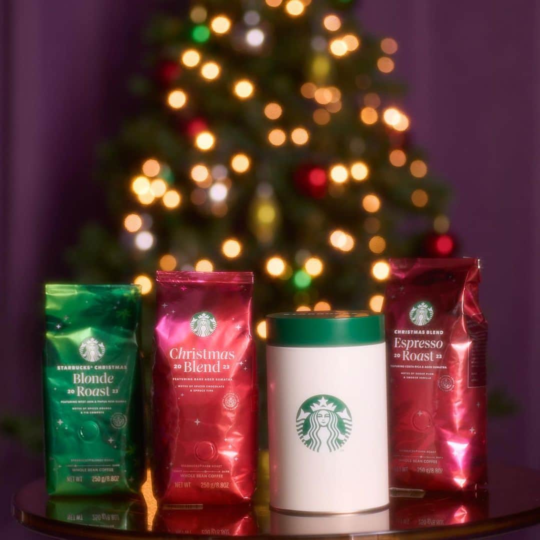 スターバックス JPさんのインスタグラム写真 - (スターバックス JPInstagram)「今年も #スターバックスクリスマスブレンド でコーヒータイムを彩りませんか☕🎄 明日(11/1)から、オンラインストアでオリジナル缶キャニスターをプレゼント🎁 1回の注文で対象商品1個以上かつ、税込3,500円以上ご購入いただいたお客様が対象です😊（※なくなり次第終了）  【対象商品】 ・スターバックス® クリスマス ブロンド ロースト(250g) ・スターバックス® クリスマス ブレンド(250g) ・スターバックス® クリスマス ブレンド エスプレッソ ロースト(250g) ・スターバックス リザーブ® クリスマス 2023(250g)  #スターバックス #スターバックスホリデー」10月31日 12時40分 - starbucks_j