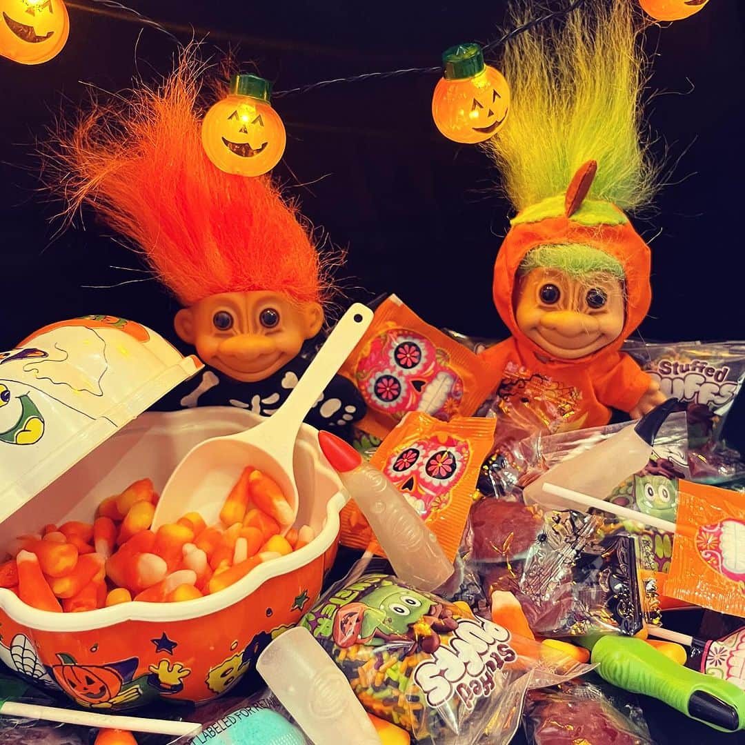 おもちゃやSPIRALのインスタグラム：「Happy Halloween🎃✨  お菓子配ってますので 是非遊びに来てくださいねー👻💜」