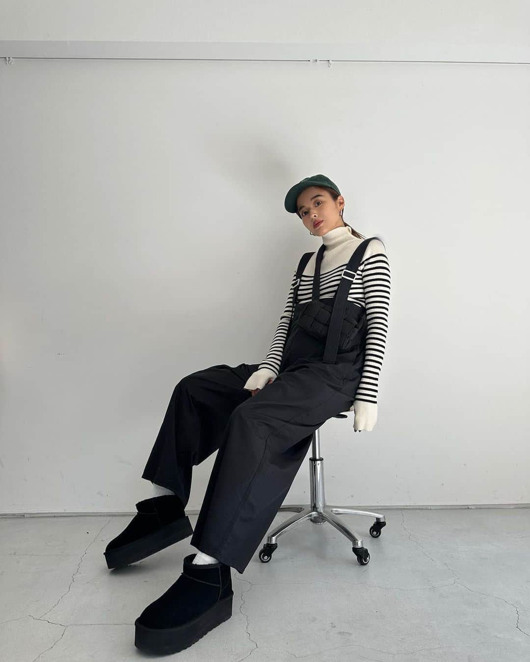佐野真依子のインスタグラム：「Today'sCoordinate❤︎ ハイウエストがかわいいナイロンオーバーオールにもちもちボーダーニットコーデ✔️ ゆったり着れるルーズシルエットが可愛くて 肩紐ベルトで着丈の調節もできる 身長問わず着られるオーバーオール✔️ 今の時期はタートルニット合わせがオススメ❤︎ タートルニットはもちもちな着心地がやみつきなパネルボーダーニット✔️ レイヤードにとっても便利なITEMです❤︎ ◾️Pack your trunc CAP ¥6,050 ◾️Belted Nylon Overalls ￥11,000 ◾️Finger Hole Border Turtleneck ￥7,700 @trunc88_official  #trunc88」