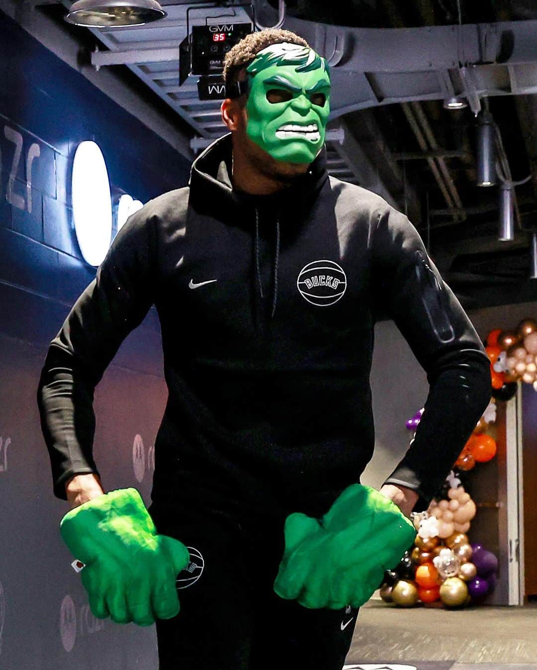 ヤニス・アデトクンボのインスタグラム：「HULK SMASH 💪🏾💪🏾😂」