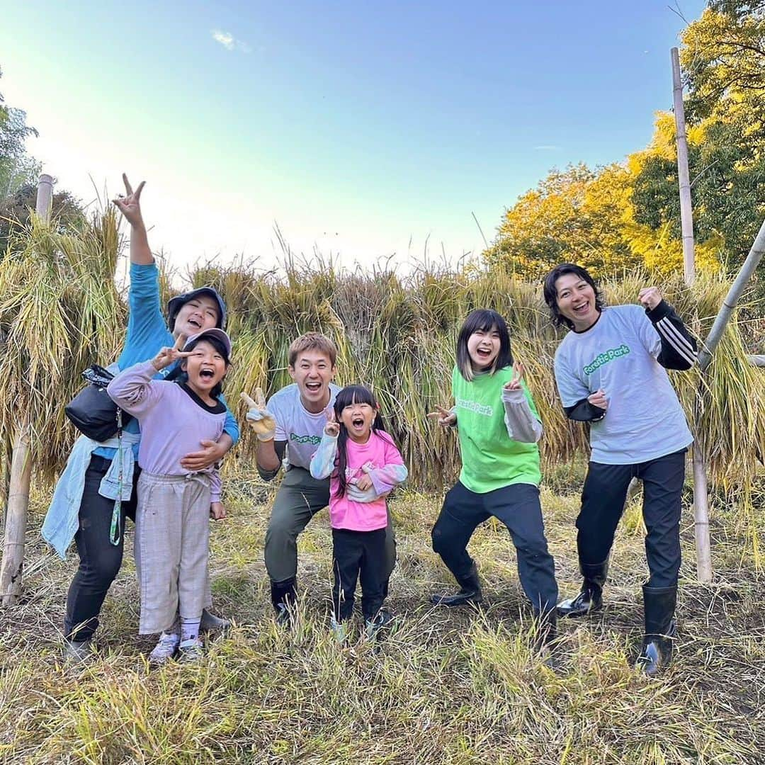 瀬戸口弘樹のインスタグラム：「@foresticpark_official の先生の皆さんと 稲刈り記念撮影しました🌾🫧✨  けいこ先生　森渉先生　にこ先生　あかりちゃん　ちえちゃん　と🌾🫧✨  皆さんありがとうbeautyです🩵🫧✨  #稲刈り　#田んぼ　#田　#米　#お米 #foresticpark #フォレスチックパーク　#森渉　#瀬戸口弘樹　#バチェロレッテ　 #美容　#健康　#稲作　#無農薬栽培 #無農薬農家　#食育　#子育て」