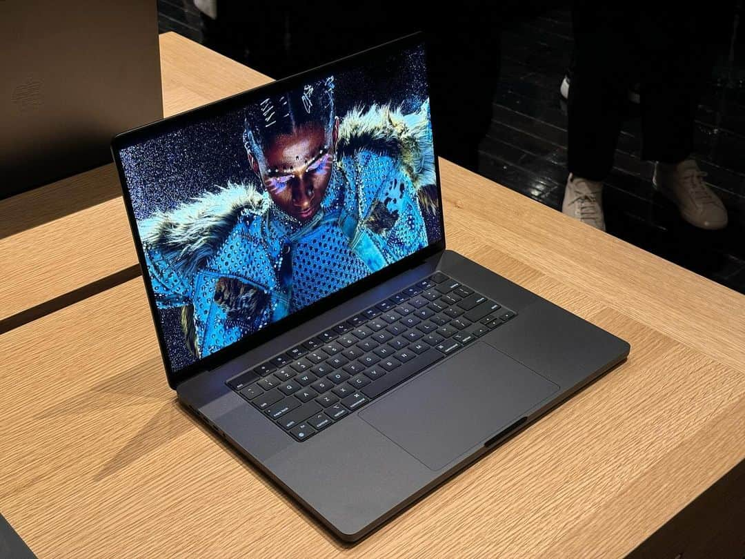 マーケス・ブラウンリーさんのインスタグラム写真 - (マーケス・ブラウンリーInstagram)「The new Space Black MacBook Pro. I don’t need it. I don’t need it. I don’t need it. I definitely don’t need it.」10月31日 12時54分 - mkbhd