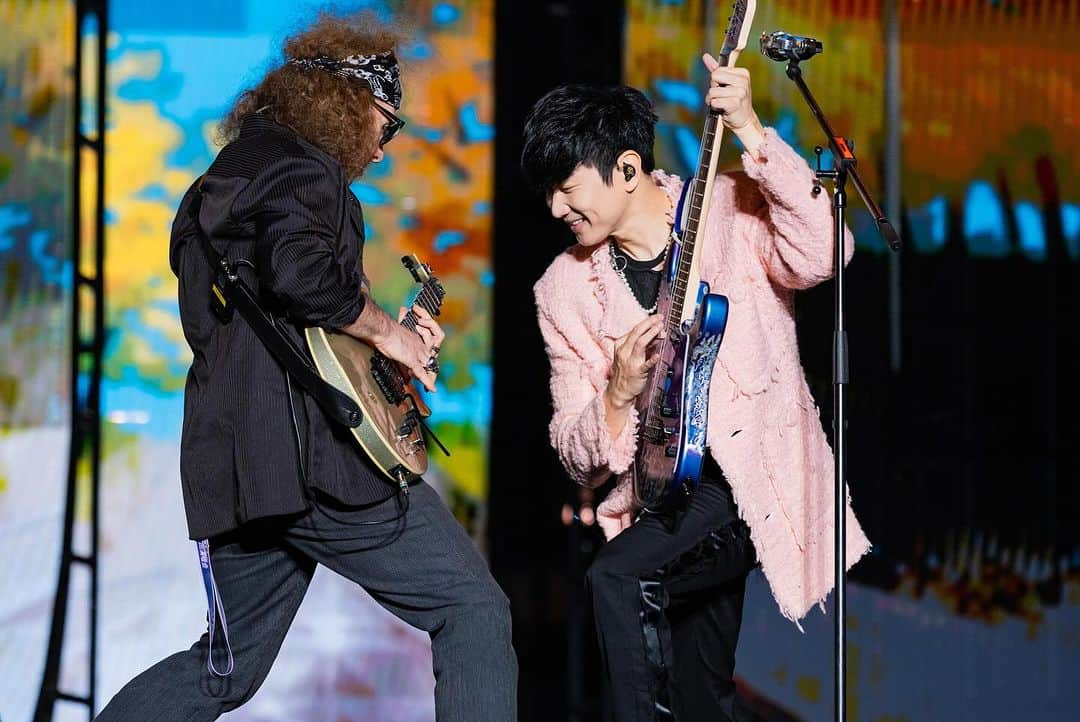 林俊傑のインスタグラム：「Part 2  JJ20世巡連兩晚在咸陽引爆！ 8萬熱情歌迷齊聚  共赴與JJ20演唱會之約  下一站， 南京！  Two nights in Xianyang 80,000 fans gathered for a date with JJ20!  Next stop: Nanjing！  #roadtoJJ20 #JJ20WorldTour #throwback」