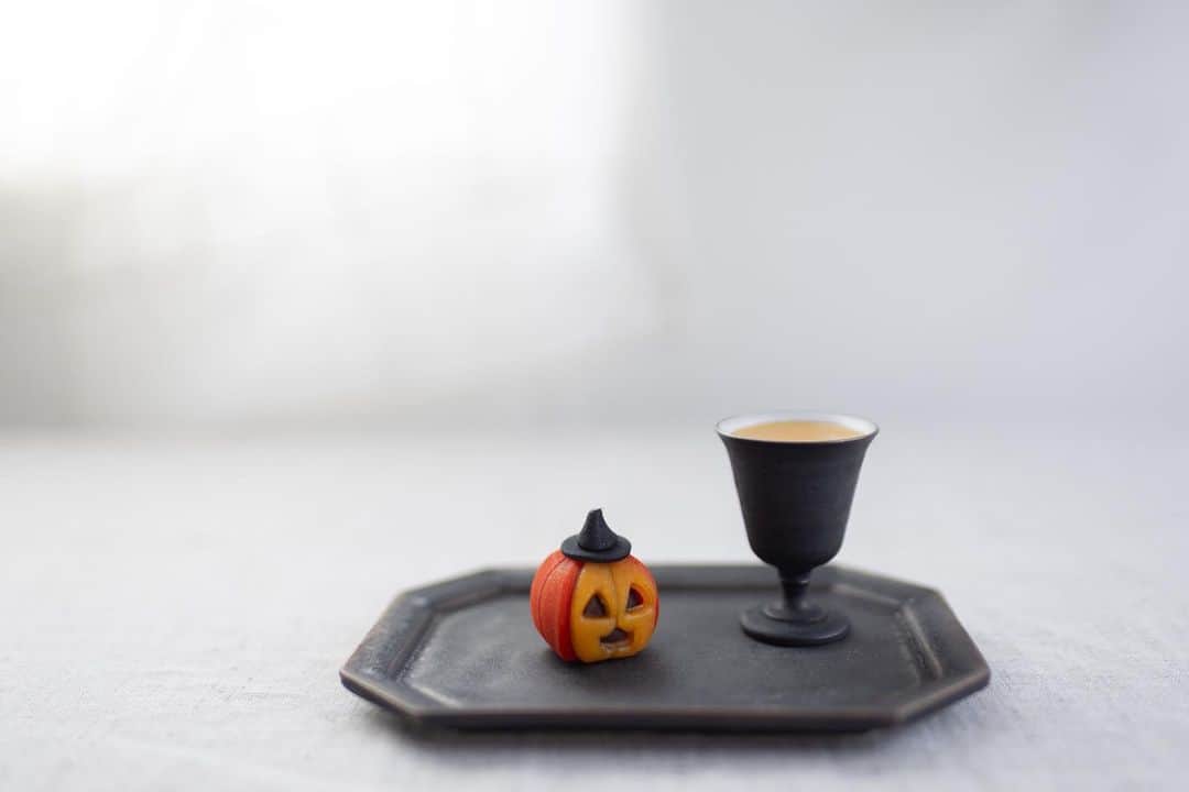 Naomiのインスタグラム：「Trick or treat！  美味しい生八つ橋のカボチャ🎃」