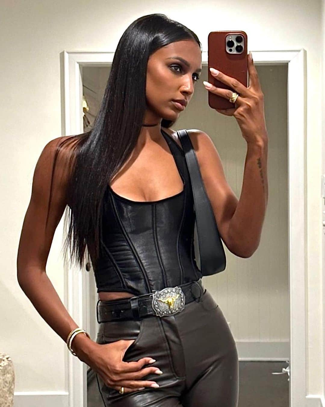 タイラ・バンクスさんのインスタグラム写真 - (タイラ・バンクスInstagram)「Coyote Ugly in the Halloween House! @jastookes serving up Coyote TyTy lookin’ hotter than hot! And shout out to @kelseymerritt who I know is making @bridgetmoynahan super proud!  ‘Pour some Sugar on’ both of these babes! TyTy approves!!!! 💛」10月31日 12時58分 - tyrabanks