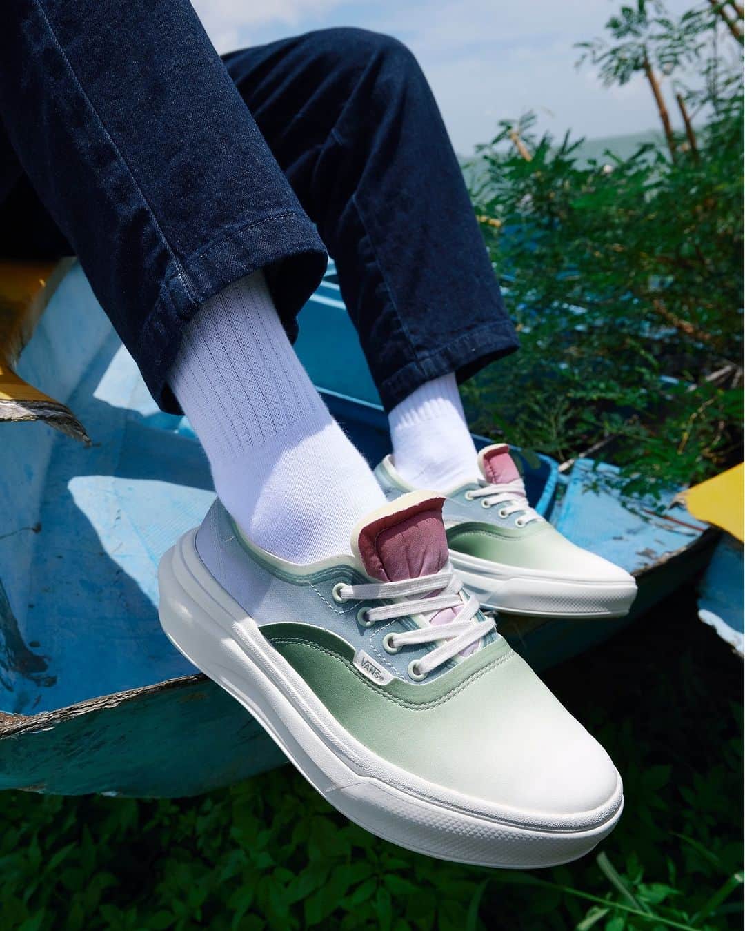 Vans Philippinesさんのインスタグラム写真 - (Vans PhilippinesInstagram)「Revamp your street style and experience the pinnacle of comfort with the Authentic Overt CC. 🏁  An innovative footwear features a ComfyCush platform, a 360-degree foam midsole, a detachable insole, and a new-generation rubber outsole, providing comfort, creativity, and confidence for any event.  Elevate your style! Swing to our select Vans stores or get a pair through our chat store online:  👉🏻tinyurl.com/VansPhOfficialChatstore」10月31日 12時59分 - vansphilippines