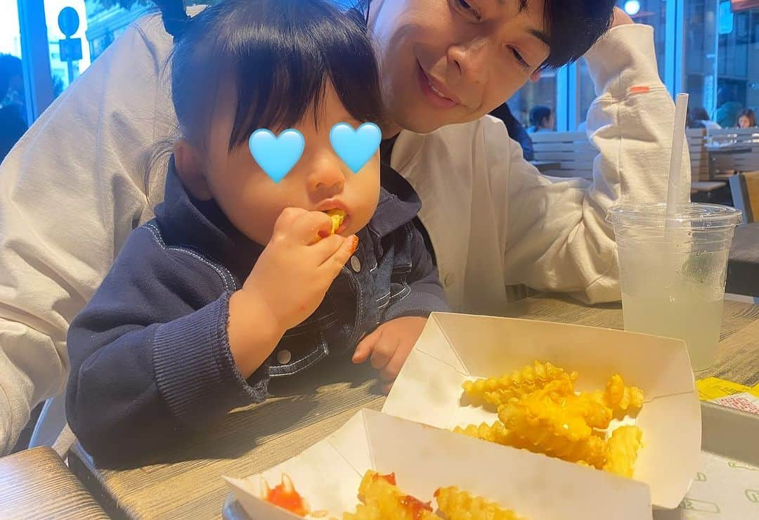 結花子さんのインスタグラム写真 - (結花子Instagram)「ついに、ポテトの美味しさを覚えてしまった👩 . そして、こんな美味しいリンゴ飴はじめて🍎✨ . #一歳　#娘　#食欲旺盛　 #ポテト　#美味しさ　#知っちゃった #candyapples  #代官山　#りんご飴」10月31日 13時00分 - yukako_chupapi