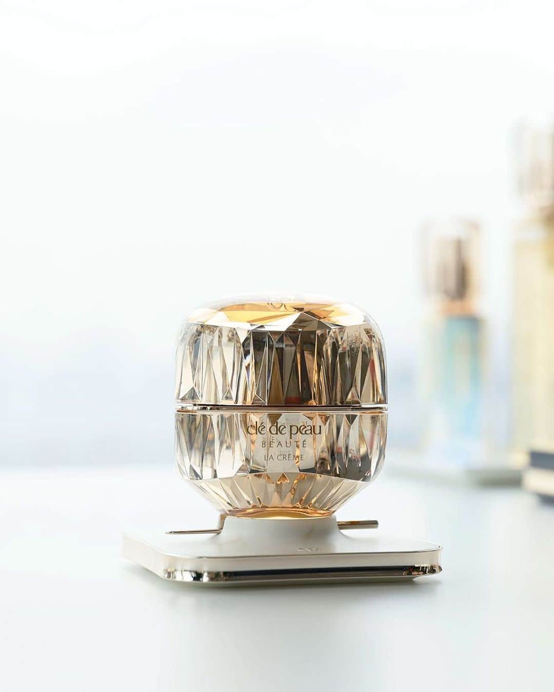 Clé de Peau Beauté Officialさんのインスタグラム写真 - (Clé de Peau Beauté OfficialInstagram)「As you wind down in the evening, it's the perfect time to indulge in some self-care, and that means taking time for your night-time routine. The final and most important step of the evening skincare ritual is #LaCreme, designed to amplify #SkinIntelligence and support your skin’s ability to repair, renew and protect itself overnight.   Step 1: Take a pearl-sized amount of La Crème with a spatula and smooth the product over your skin Step 2: Press your palms against your cheeks and gently glide your hands from the chin to the temples.  Step 3: Repeat three times.   With La Crème in your daily skincare routine,  you’re sure to wake up every morning to bright, beautiful and absolutely radiant skin ✨  夜のスキンケアは、セルフケアに最適な時間です。 夜のスキンケア習慣の仕上げにして最も大切なステップは、クレ・ド・ポー ボーテ #ラクレーム （医薬部外品）で「肌の知性*」を輝かせること。ラ・クレームは夜の肌メカニズムに着目し、唯一無二の輝きで満たすハイパフォーマンスクリームです。  ステップ 1：夜のお手入れの最後に、スパチュラにパール粒 1 コ分を目安にとり、顔全体にていねいになじませます。 ステップ 2：手のひら全体を使い、ほおを包みこむようにして、あご先からこめかみまで持ち上げます ステップ 3：これを 3 回繰り返します。  ラ・クレームを毎日のスキンケアに取り入れることで、とろけるように肌へなじんで豊かなうるおいとはり・弾力をもたらし、若々しい印象があふれだす輝かしい未来へ導きます✨  *「肌の知性」とは、すべての人が生まれながらにそなえている、生涯美しい輝きを保ち続けるための鍵です。」10月31日 13時00分 - cledepeaubeaute