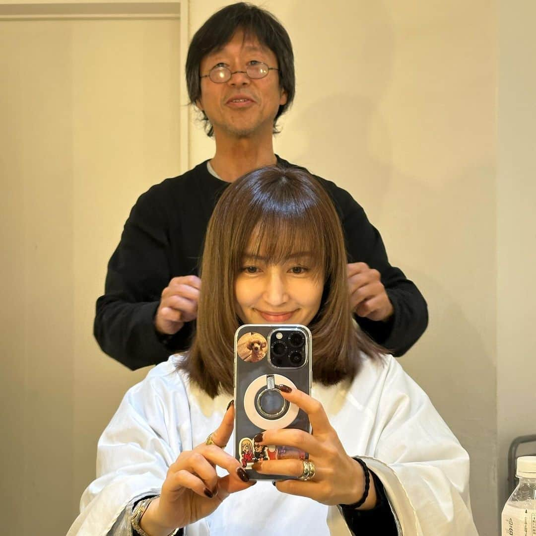 矢田亜希子のインスタグラム：「久々にレイヤーがっつり。グラデーションカットしてもらいました♪ #久々#ヘアカット#レイヤーカット #後ろは意外と長いです#気分を変えて#松本さん#松本さんカット#カスカップル#ステッカー#見取り図 のお二人からいただきました」