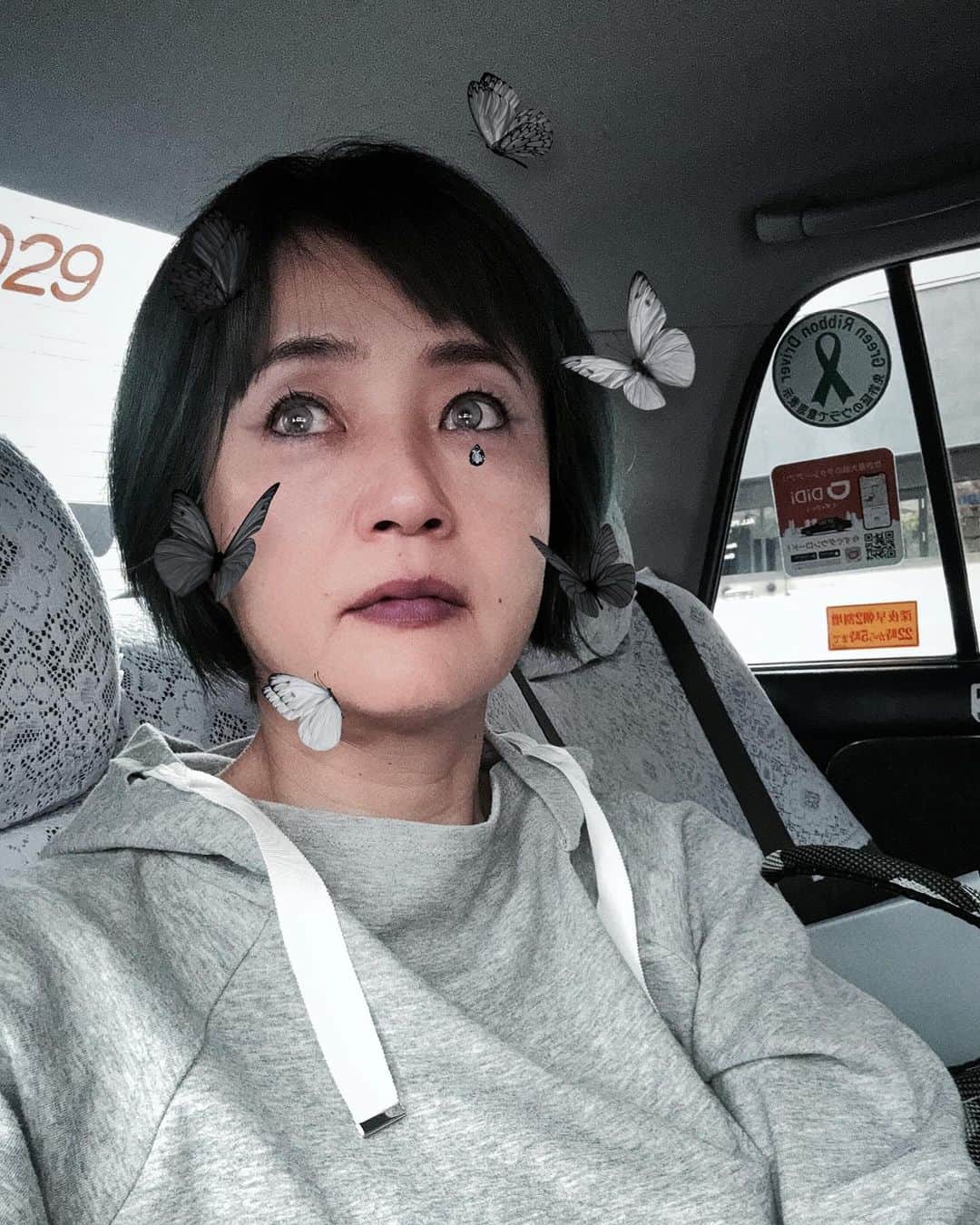 橋本志穂のインスタグラム：「ハッピーハロウィーン  スタッフ驚かせようと ハロウィンメイク  なんちゃって、、、 アプリで遊んでみた朝。  そして、 楽屋で今日はパックしてもらいながら マッサージしてもらったよ。 昨日はヘアカットに時間かかったからねーー  でも、結局、 今日もまた切ってもらって さらにスッキリ‼️  #ハロウィン #メイク」