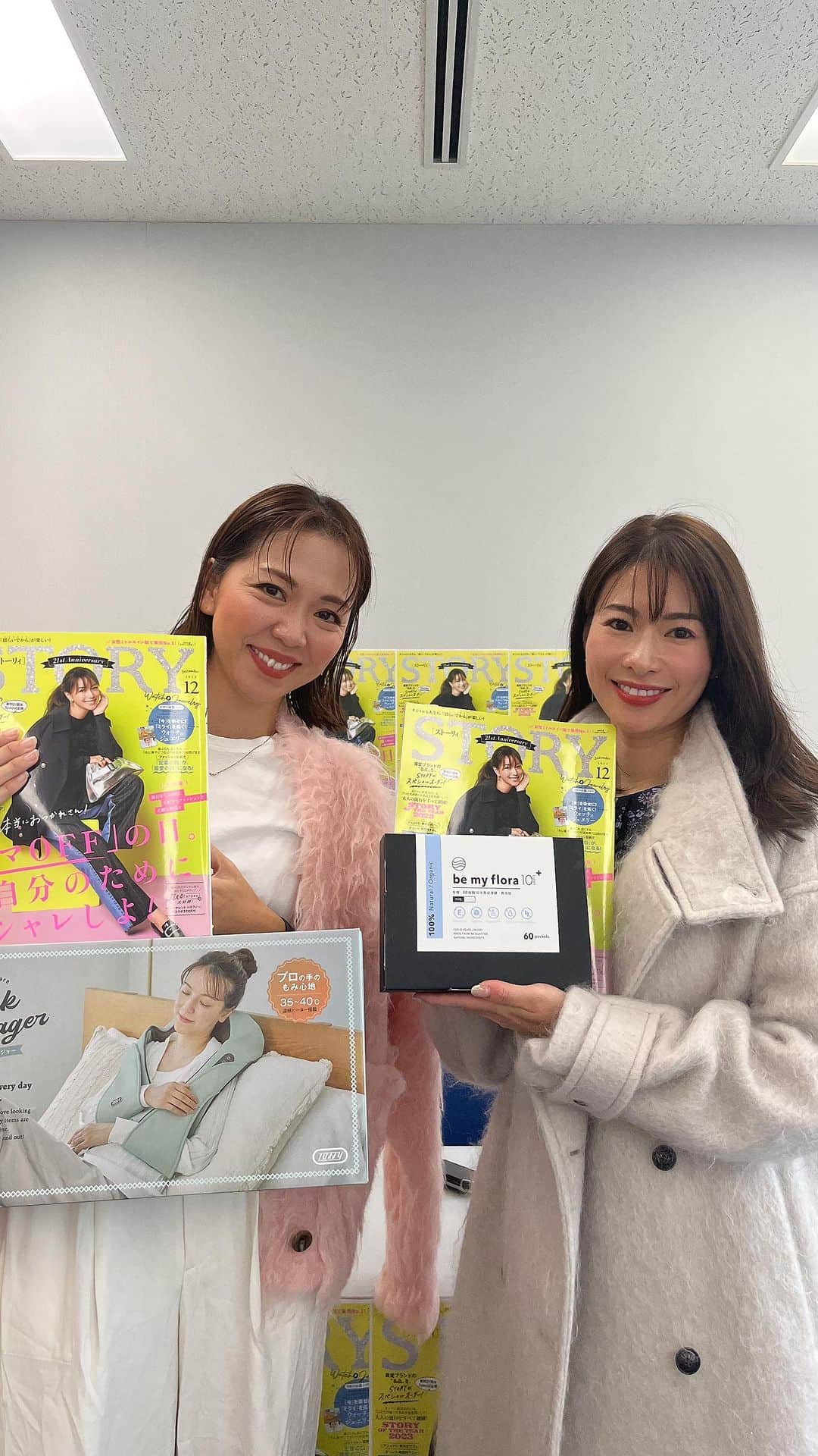 STORY公式のインスタグラム：「STORY12月号は11/1発売です🧡 ファッション大特集は「ママOFFの日のオシャレ」💅  今回のプレゼントは @bemyflora  @toffy.official  計4名さまが当選しました🎁✨  「買えるSTORY」では @salonadametrope のシャギーコート @pasand_by_nequittezpas の光沢ワンピース @cadune_official のシャギーニットカーデ @las.officialshop のハートピアス、ハートレイヤードリング をご紹介💍 是非、誌面でチェックしてください👀❤️‍🔥  #40代コーデ  #40代ファッション  #story  #ママコーデ」