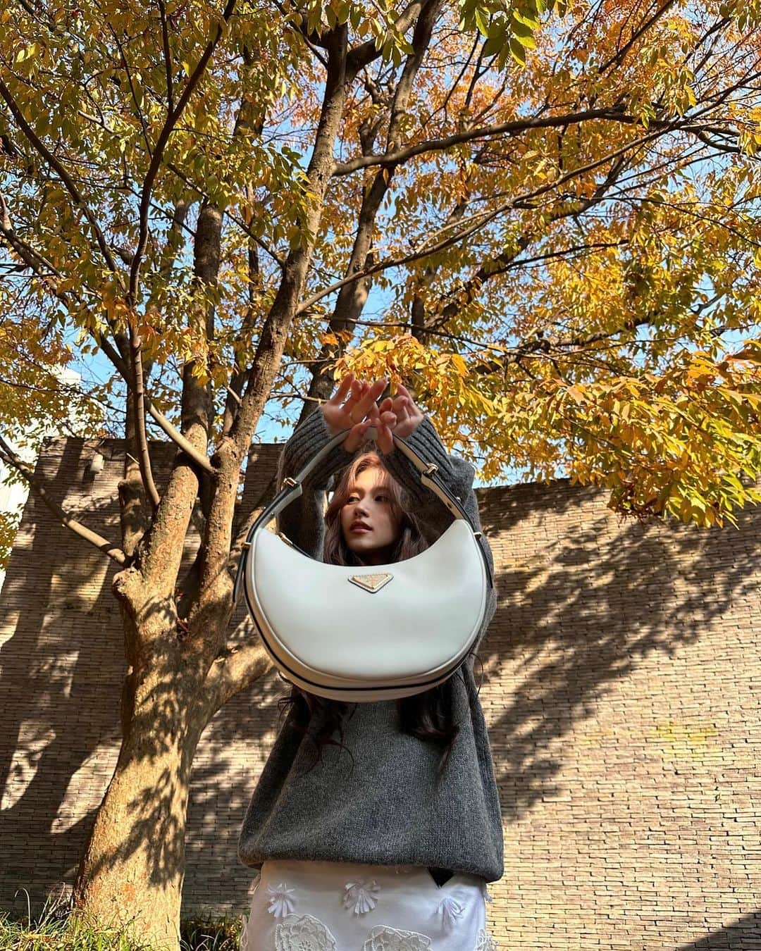 TWICEさんのインスタグラム写真 - (TWICEInstagram)「#AD  #SANA  ARQUÉ BAG🤍 #PradaArque #PradaFW23」10月31日 13時05分 - twicetagram