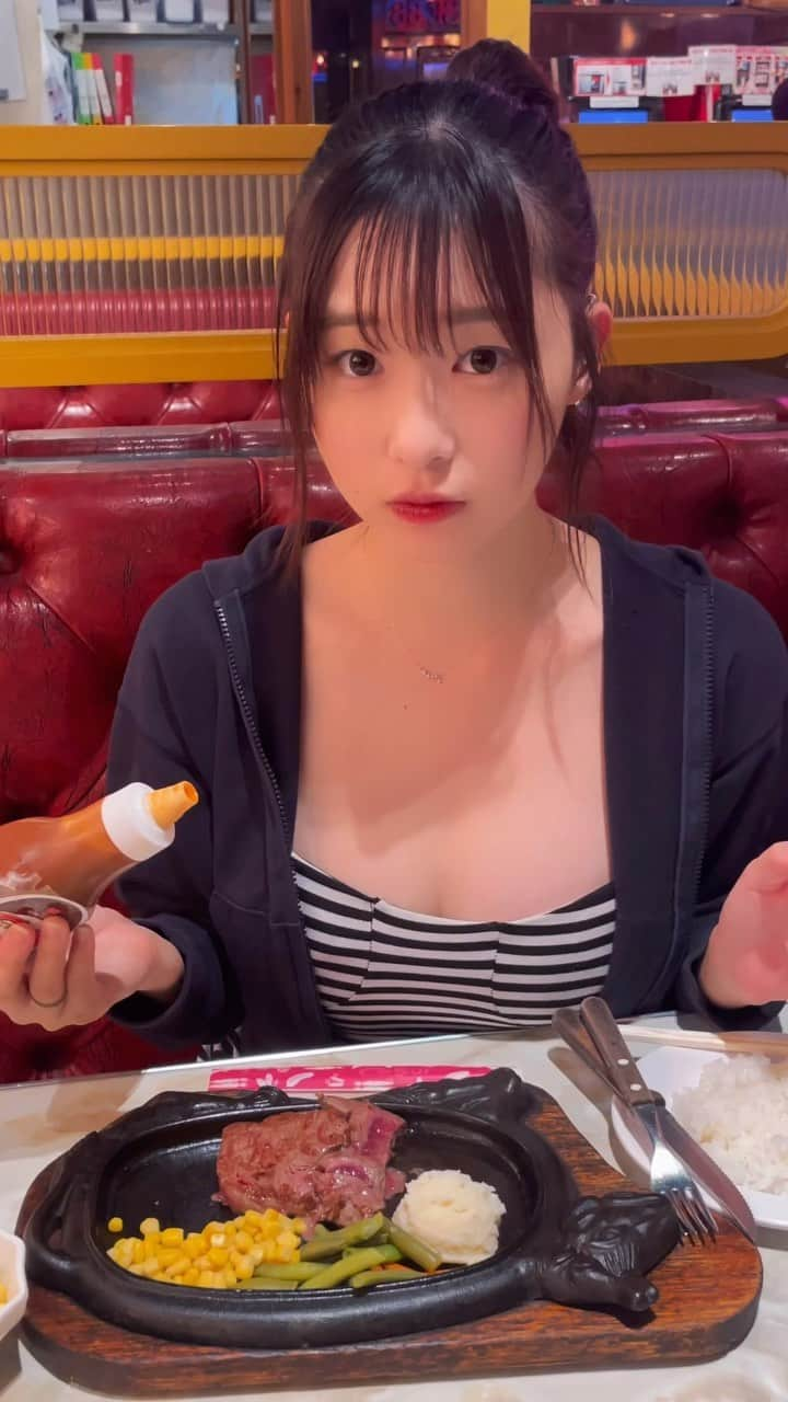 我妻ゆりかのインスタグラム：「沖縄のステーキハウスおいしかったよう…しあわせ〜〜〜🥰！  #沖縄#グラビア#グラビアアイドル#アイドル」